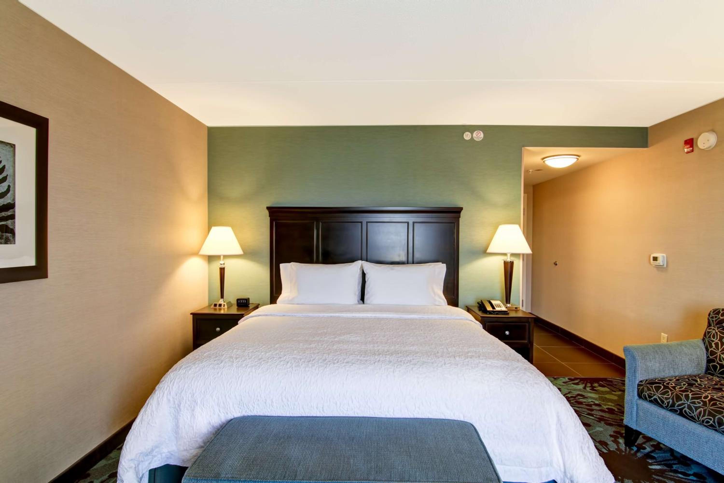 King Room with King Bed - Non-Smoking - Photo 3