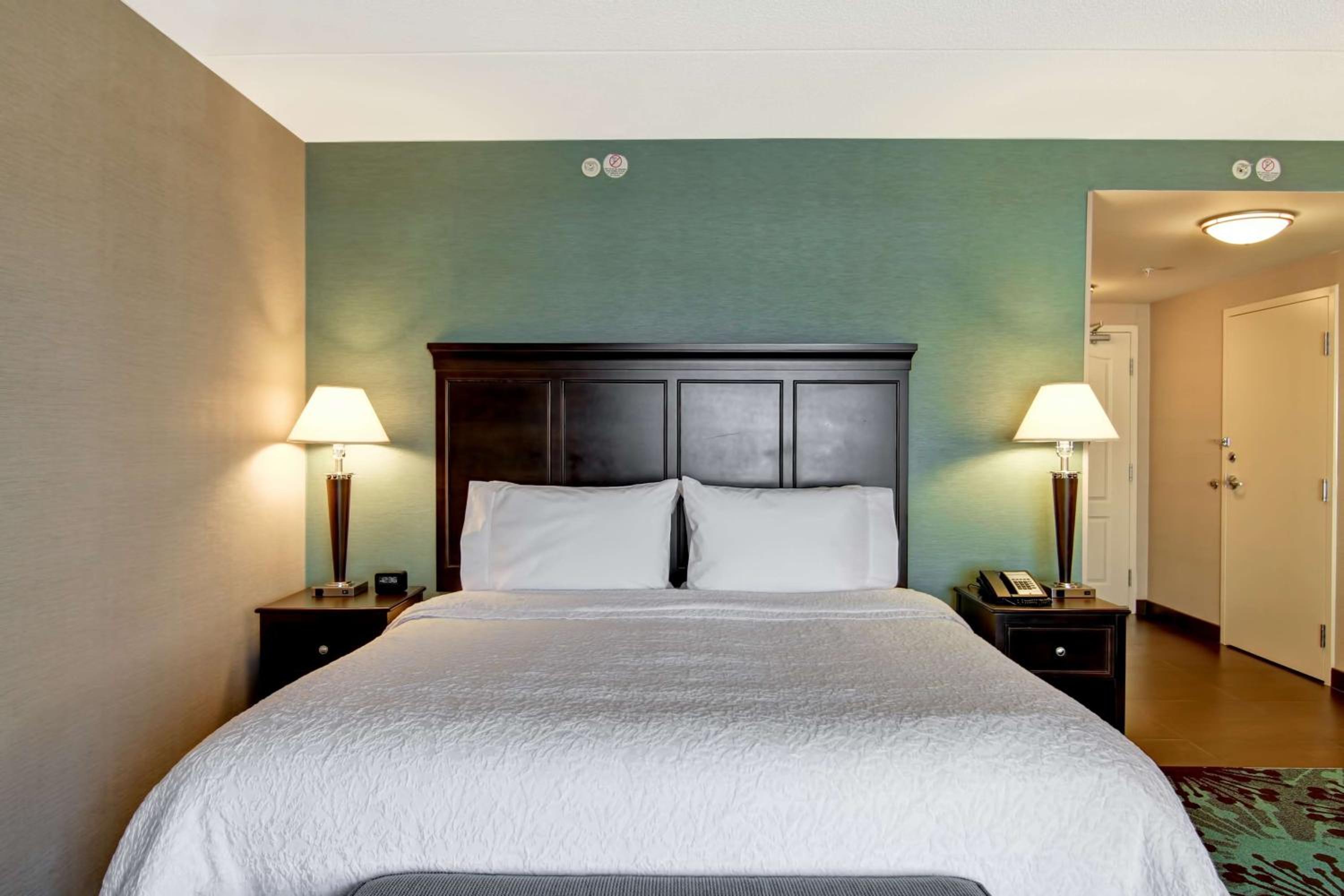 King Room with King Bed - Non-Smoking - Photo 4