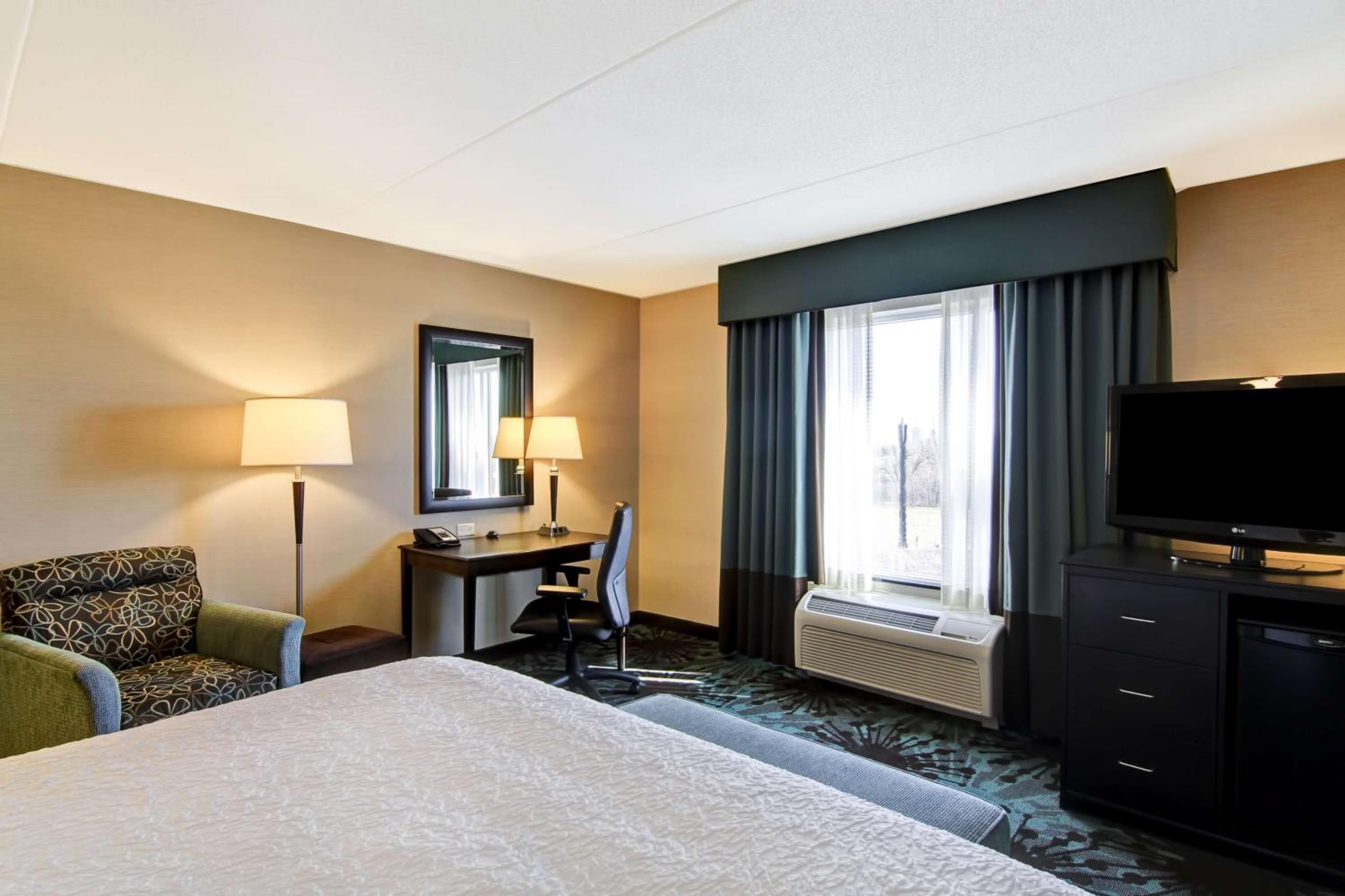 King Room with King Bed - Non-Smoking - Photo 5