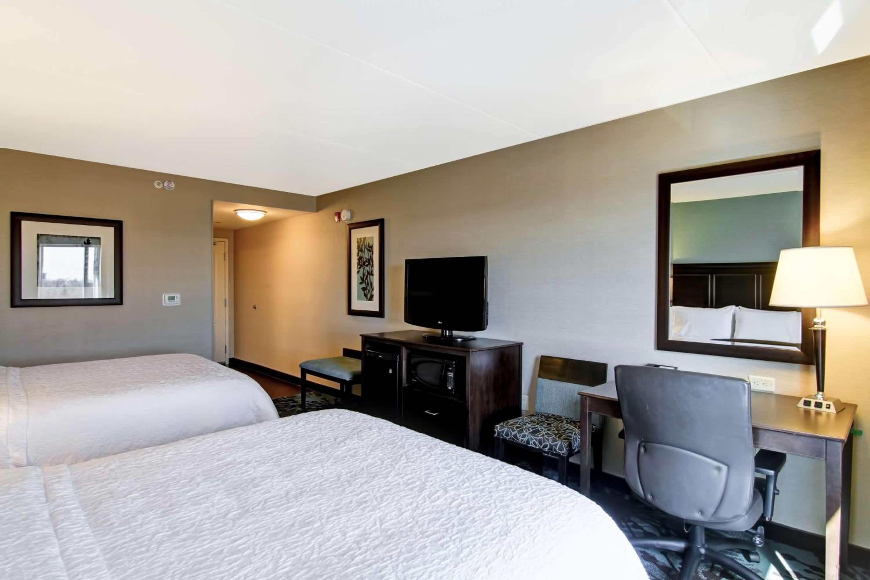 Room with Two Queen Beds - Non-Smoking - Photo 10
