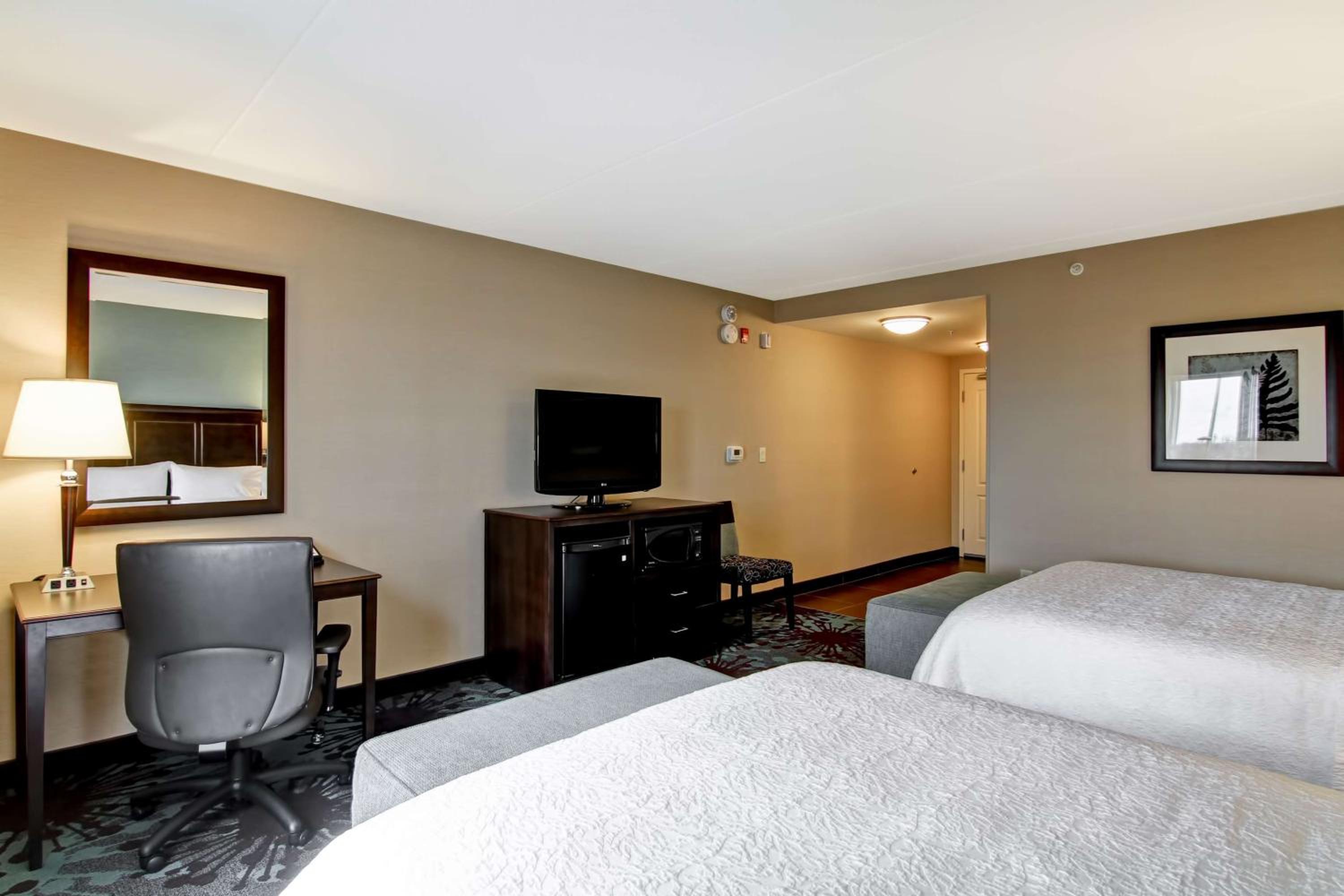 Queen Room with Two Queen Beds - Disability Access/Non-Smoking - Photo 3