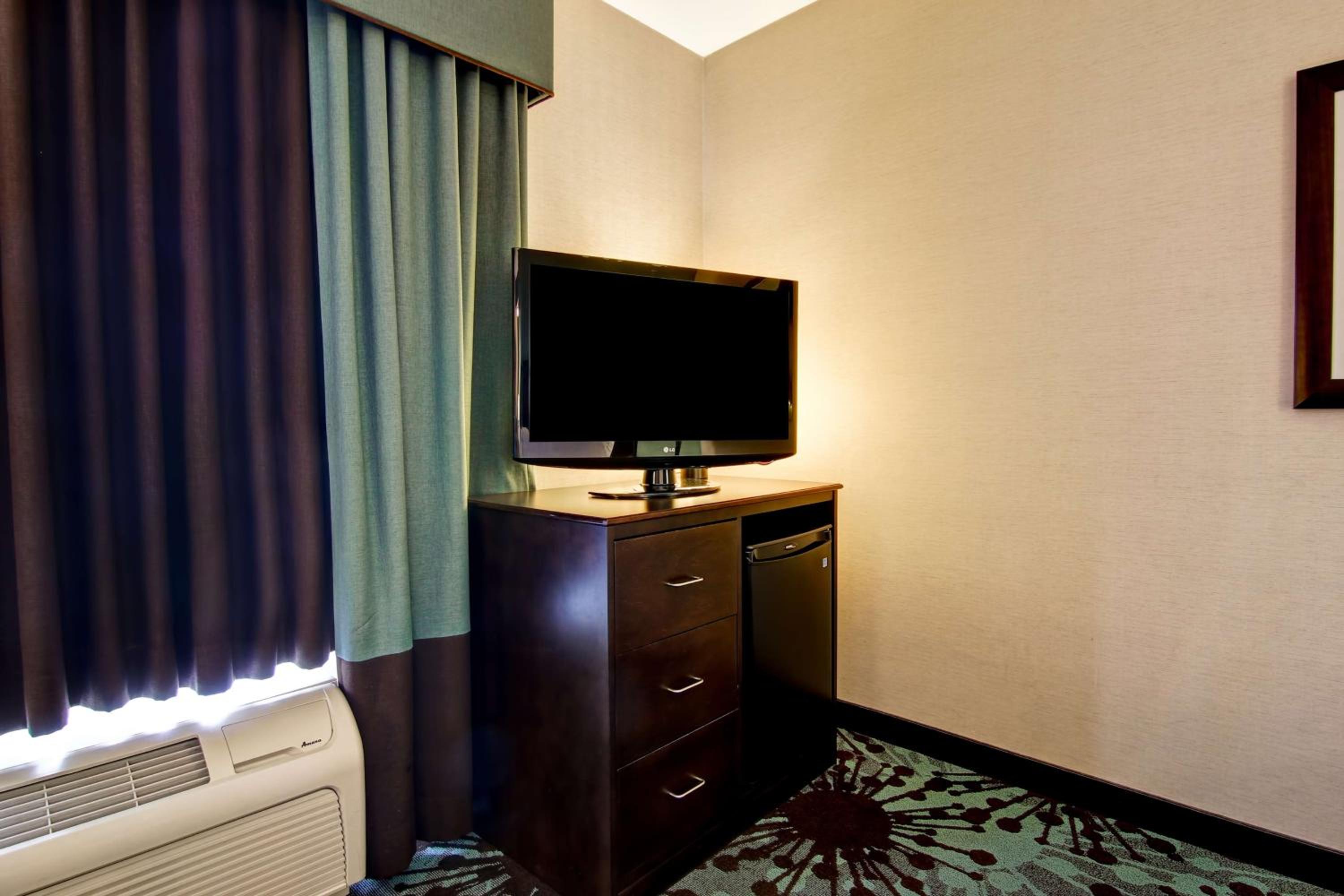 King Room with King Bed - Non-Smoking - Photo 7