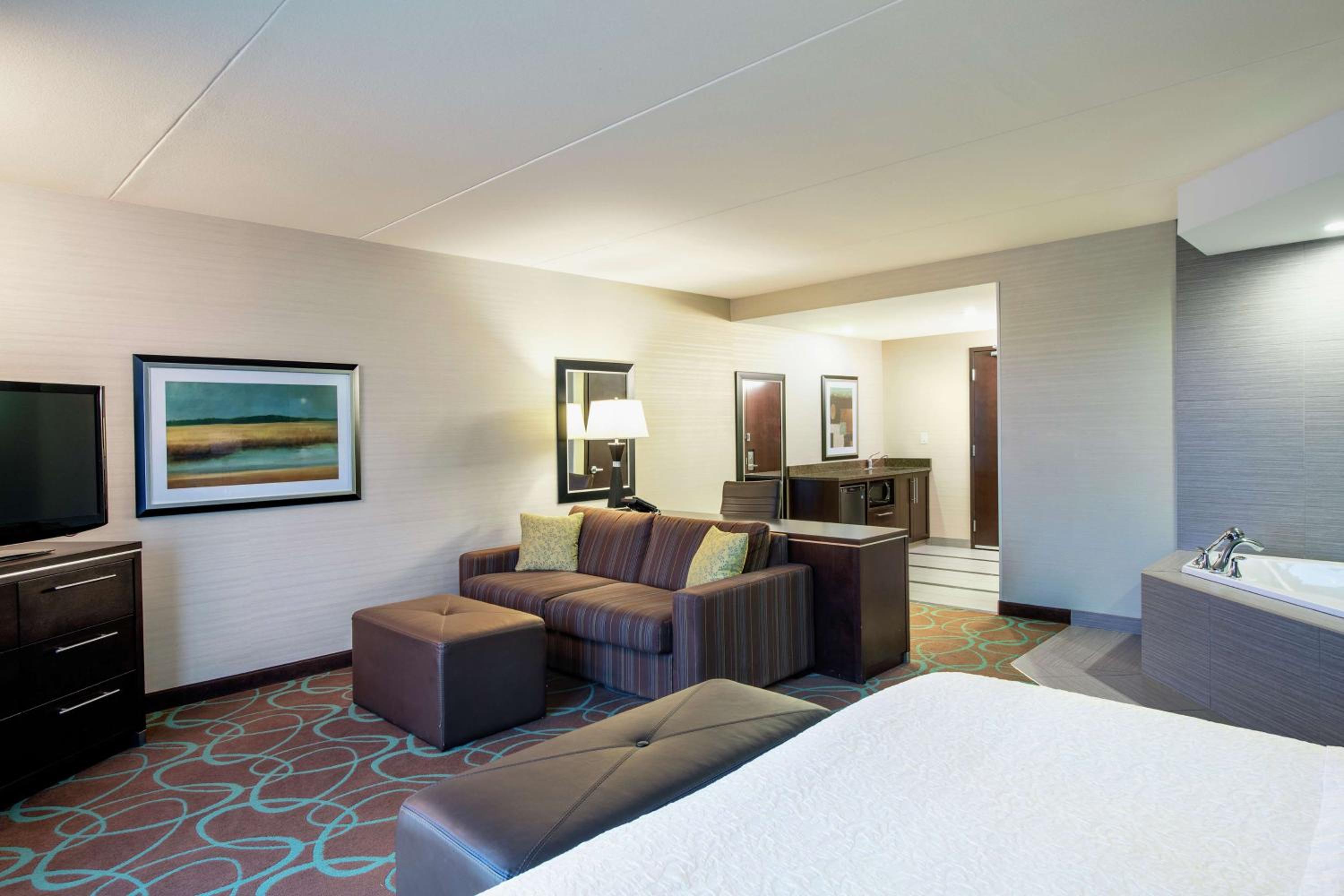 King Studio Suite with Whirlpool - Non-Smoking