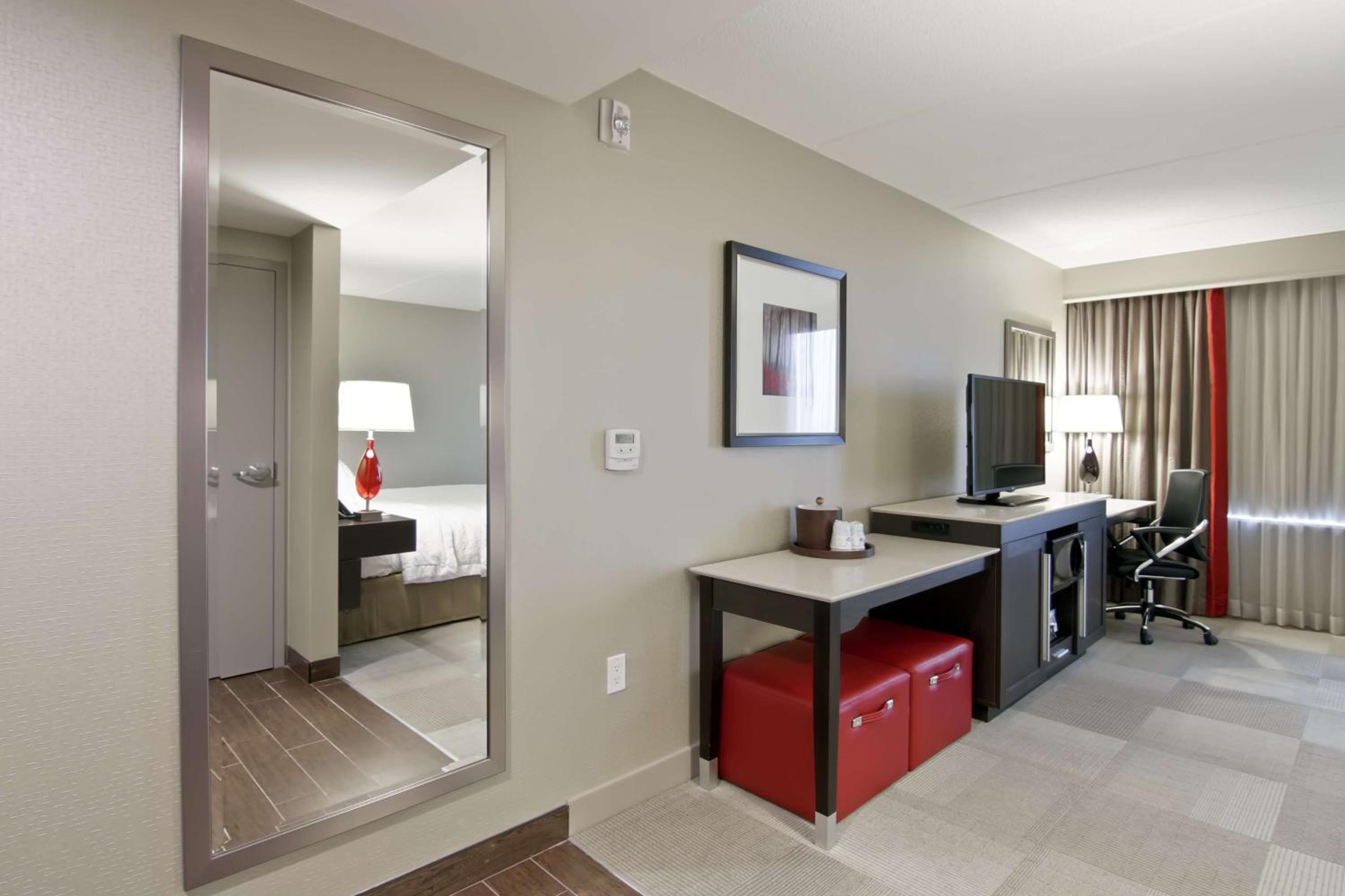 King Room with Roll-In Shower - Mobility and Hearing Access/Non-Smoking photo 1