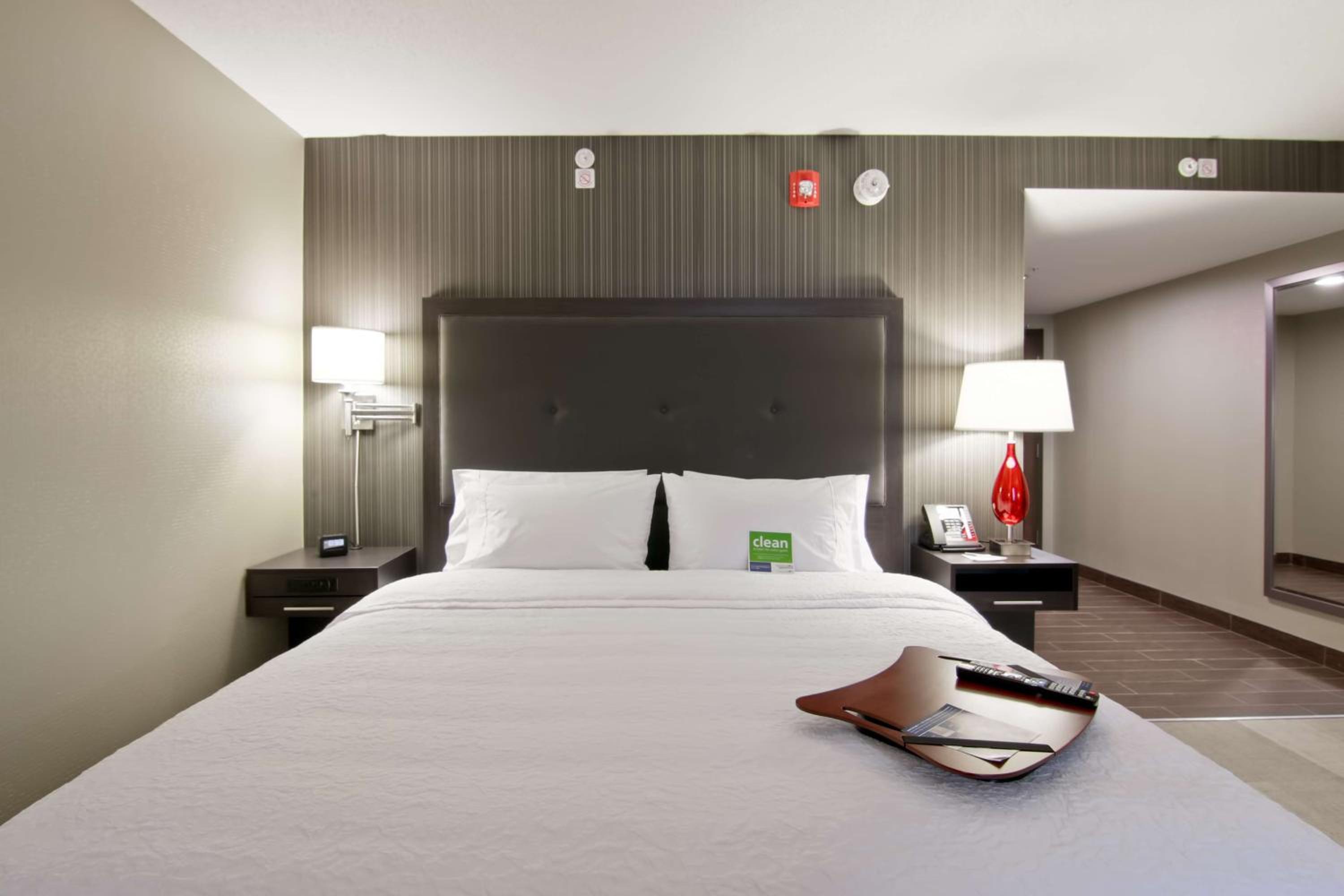 King Room with Roll-In Shower - Mobility and Hearing Access/Non-Smoking photo 3