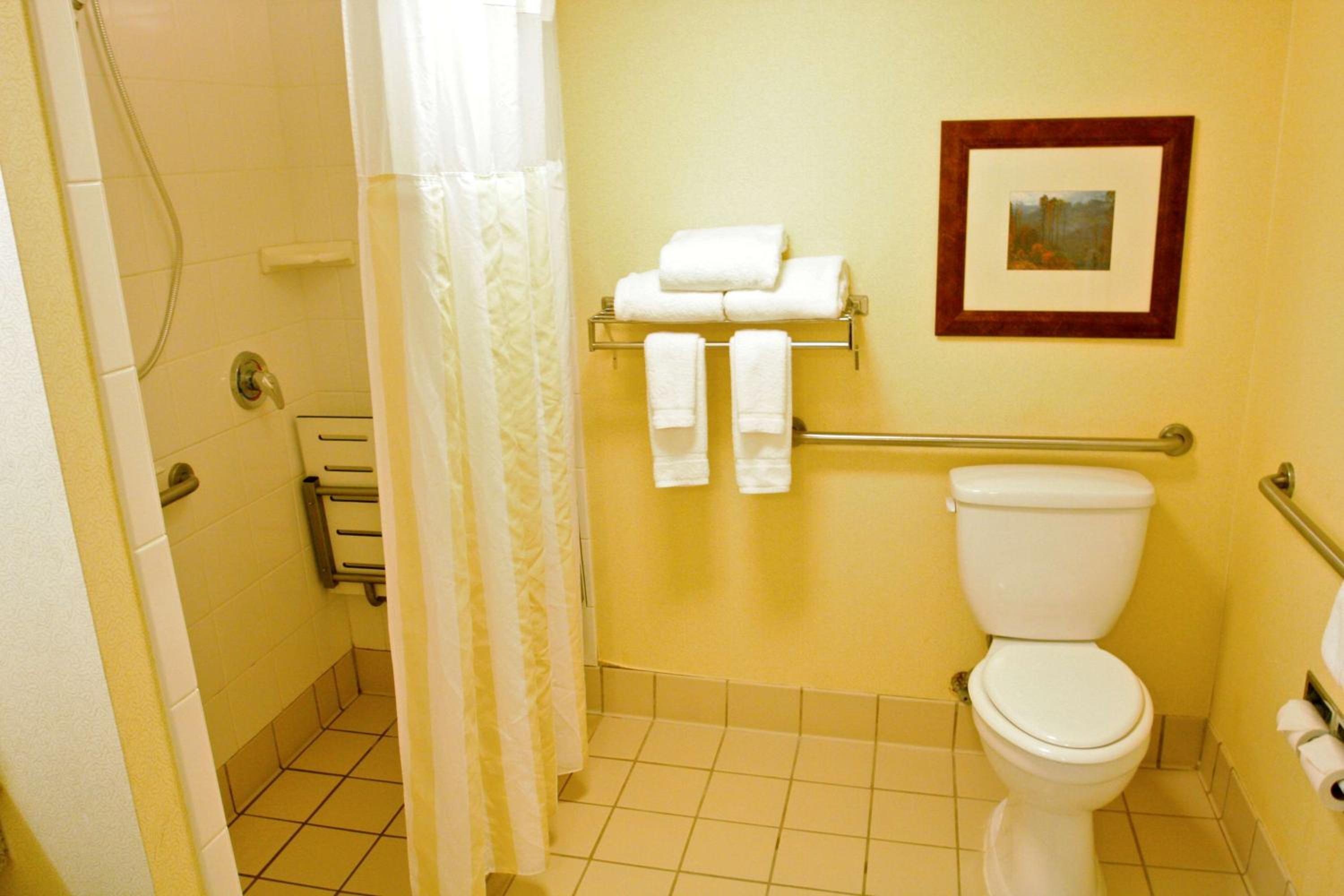 Queen Room with Two Queen Beds - Photo 2