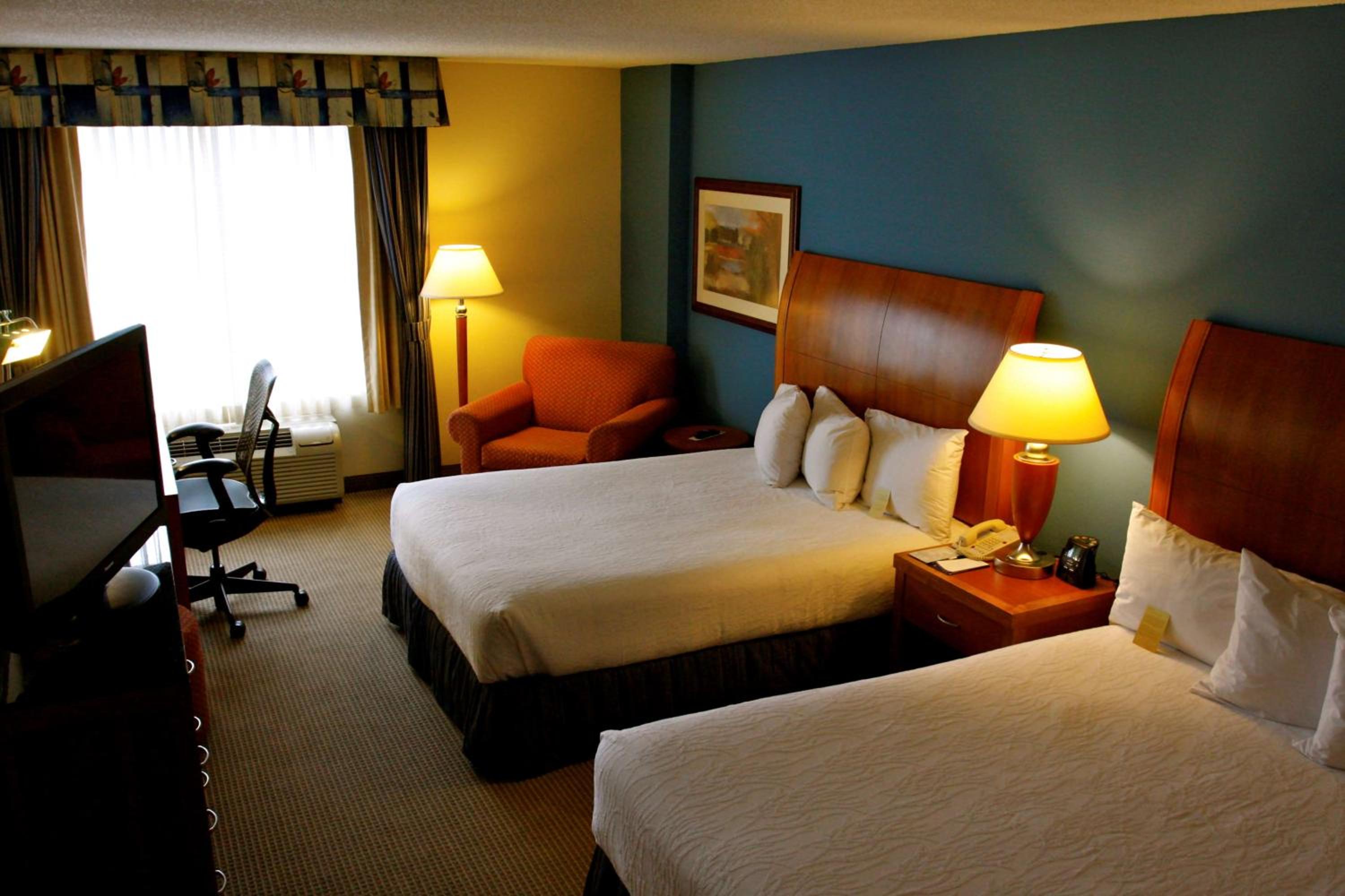 Queen Room with Two Queen Beds - Photo 3