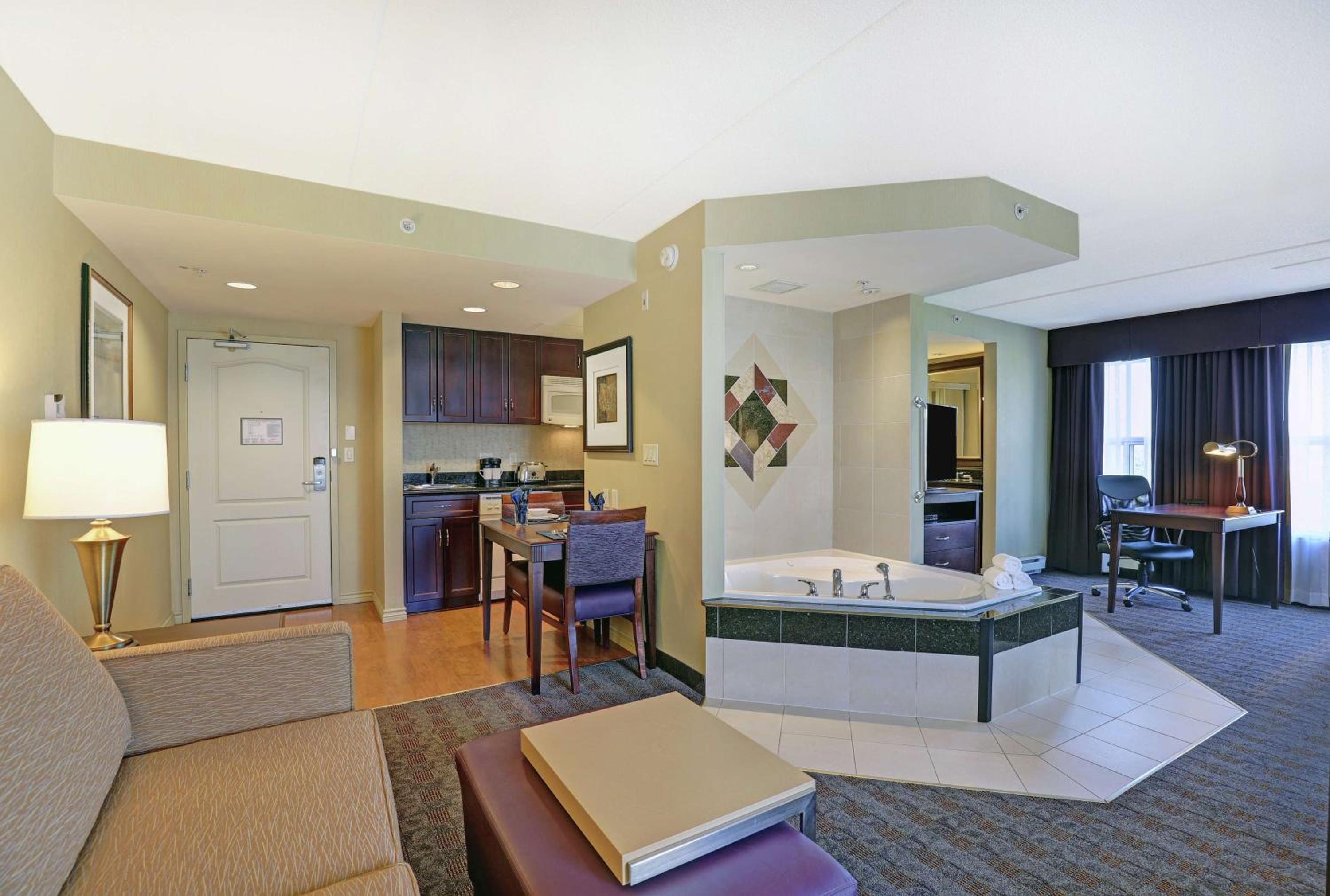 King Studio Suite with Whirlpool - Non-Smoking - Photo 1