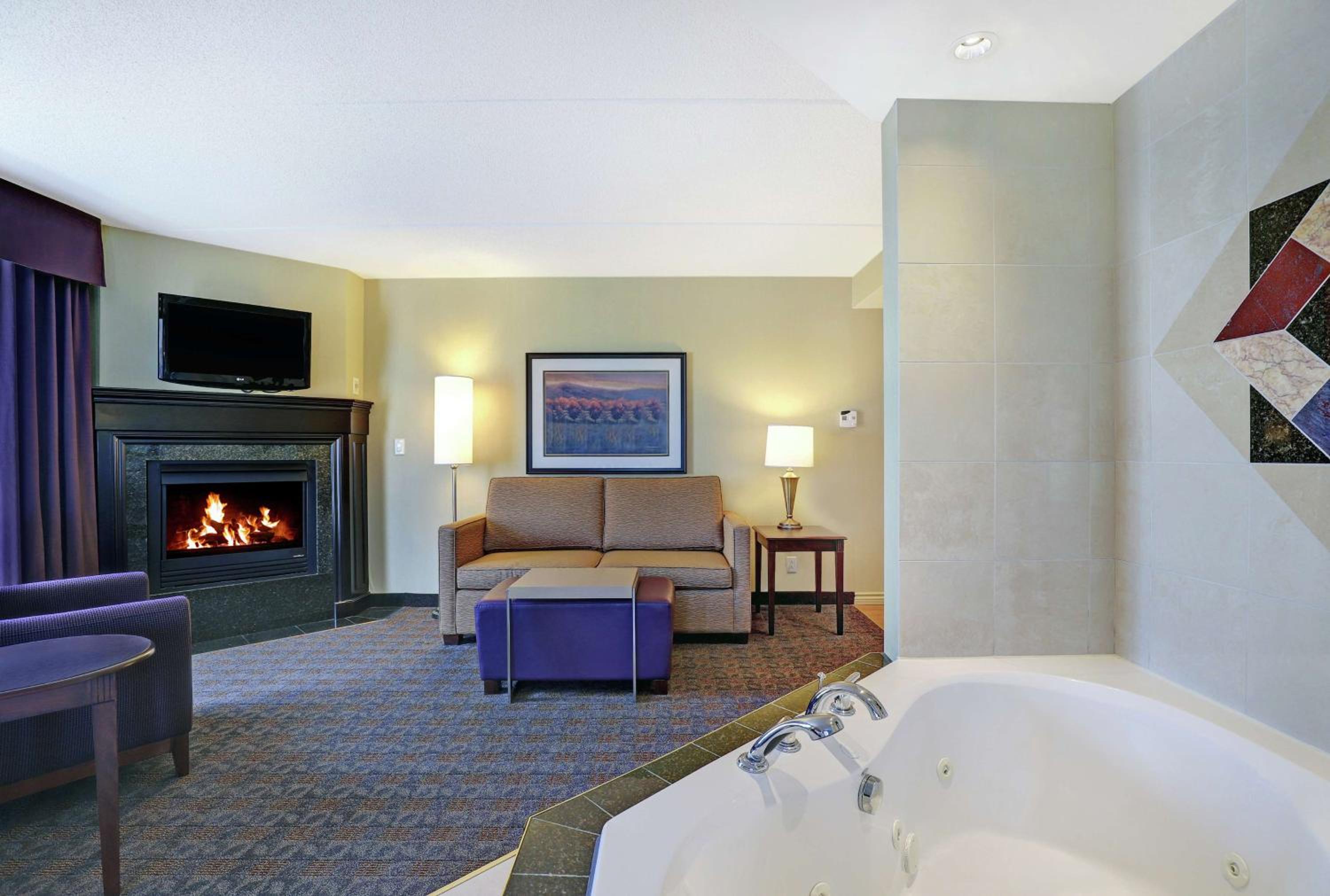 King Studio Suite with Whirlpool - Non-Smoking - Photo 3