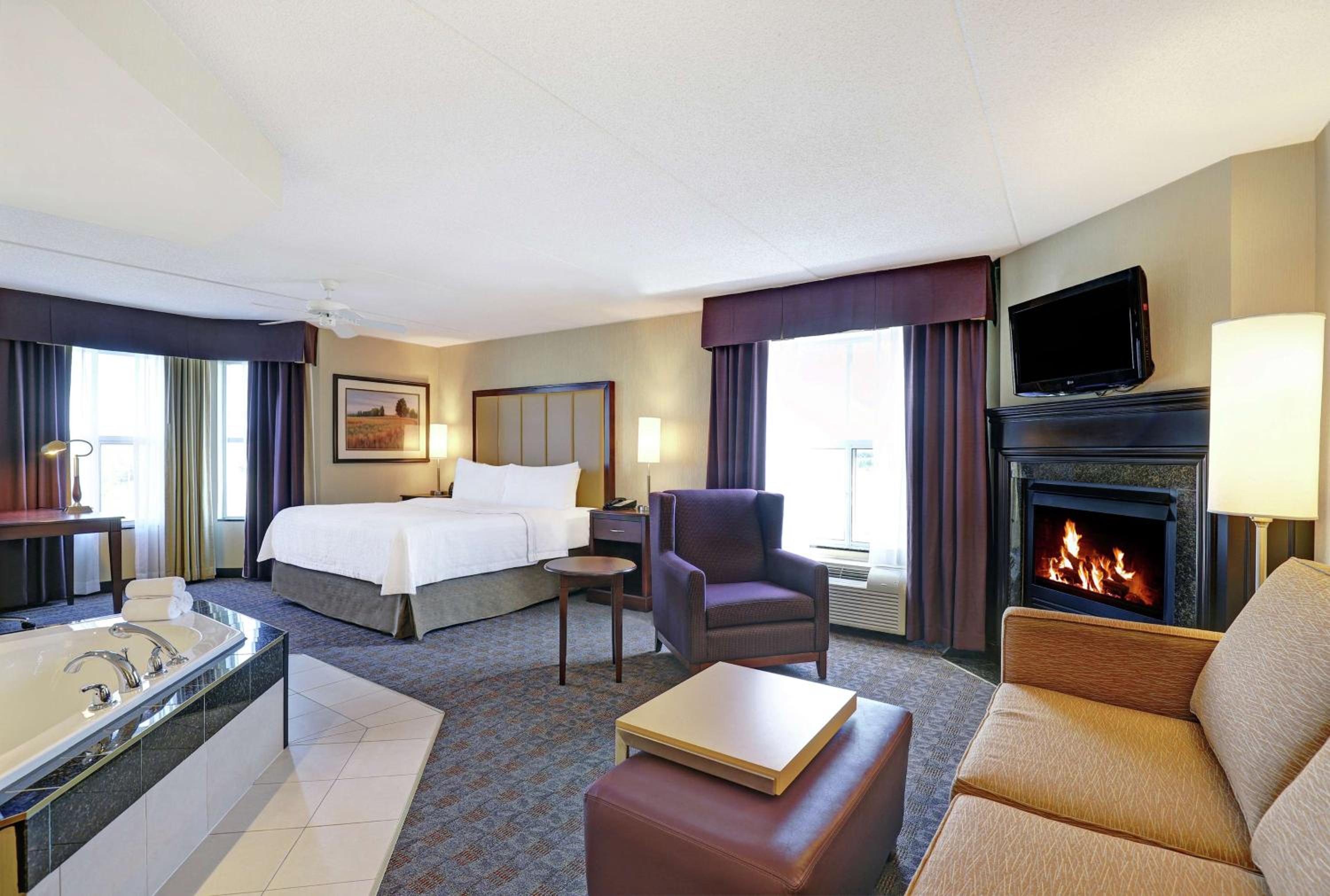 King Studio Suite with Whirlpool - Non-Smoking - Photo 5