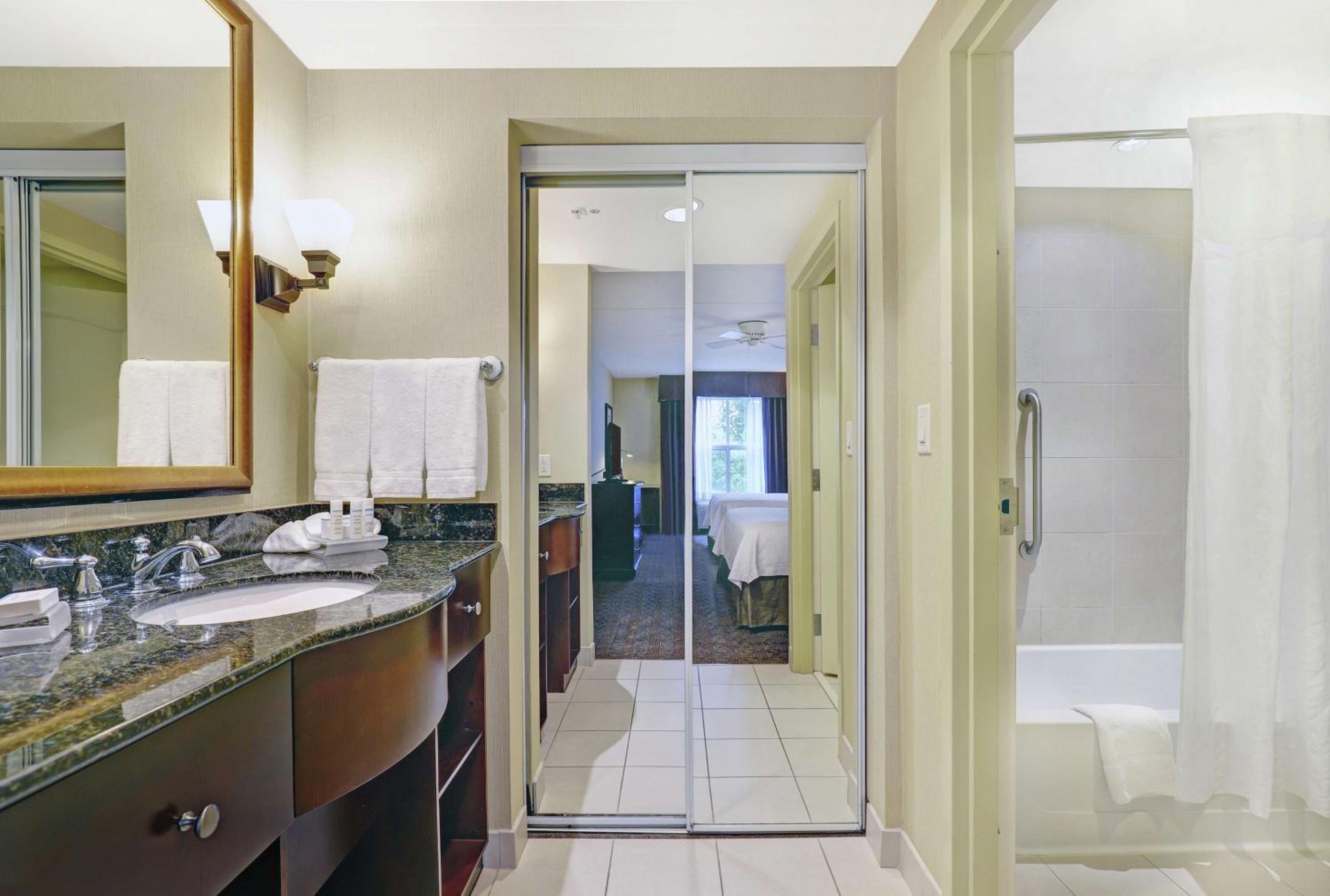 One-Bedroom Queen Suite with Two Queen Beds - Non-Smoking - Photo 3