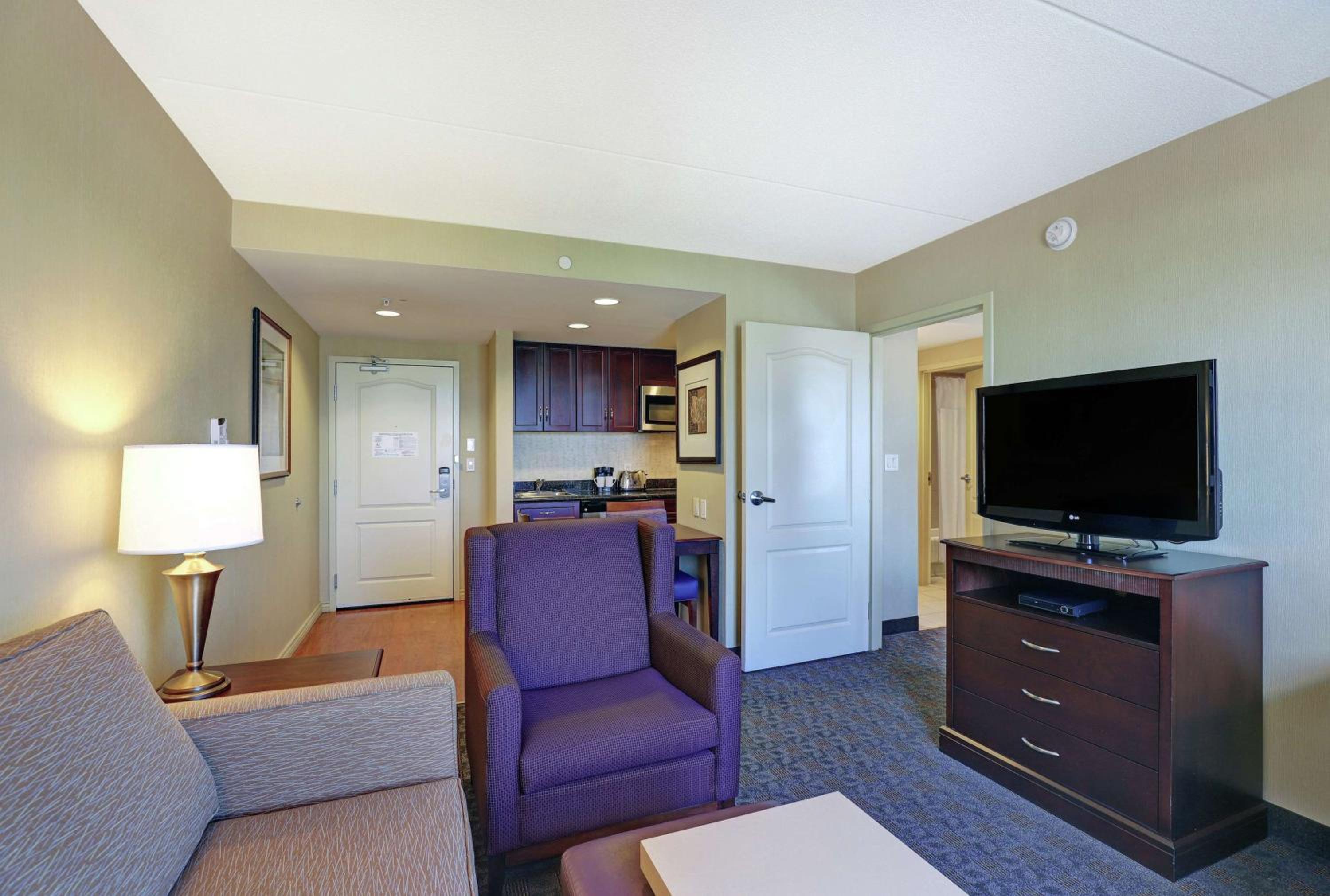 One-Bedroom Queen Suite with Two Queen Beds - Non-Smoking - Photo 2
