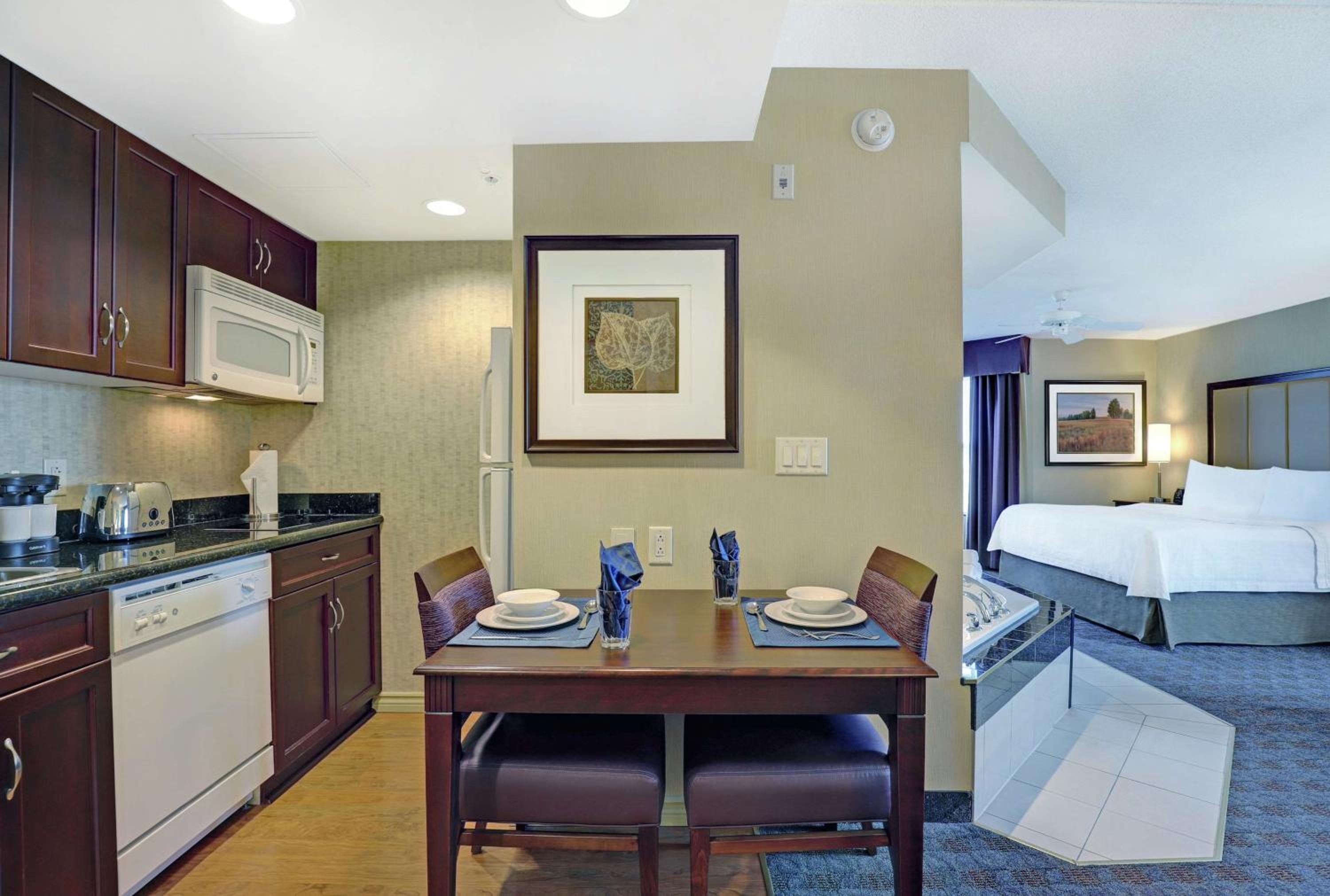 King Studio Suite with Whirlpool - Non-Smoking - Photo 2