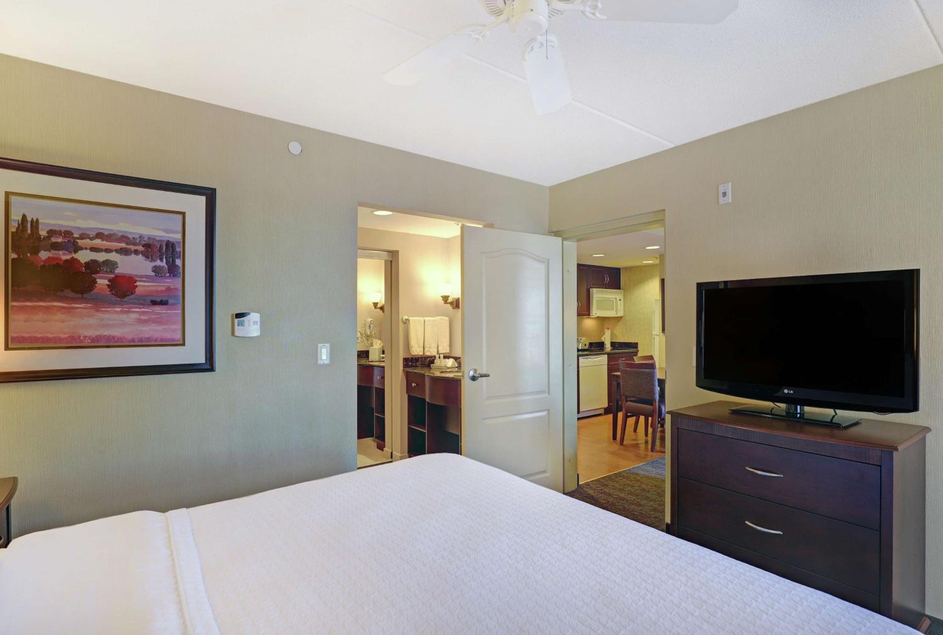 One-Bedroom King Suite - Non-Smoking - Photo 3
