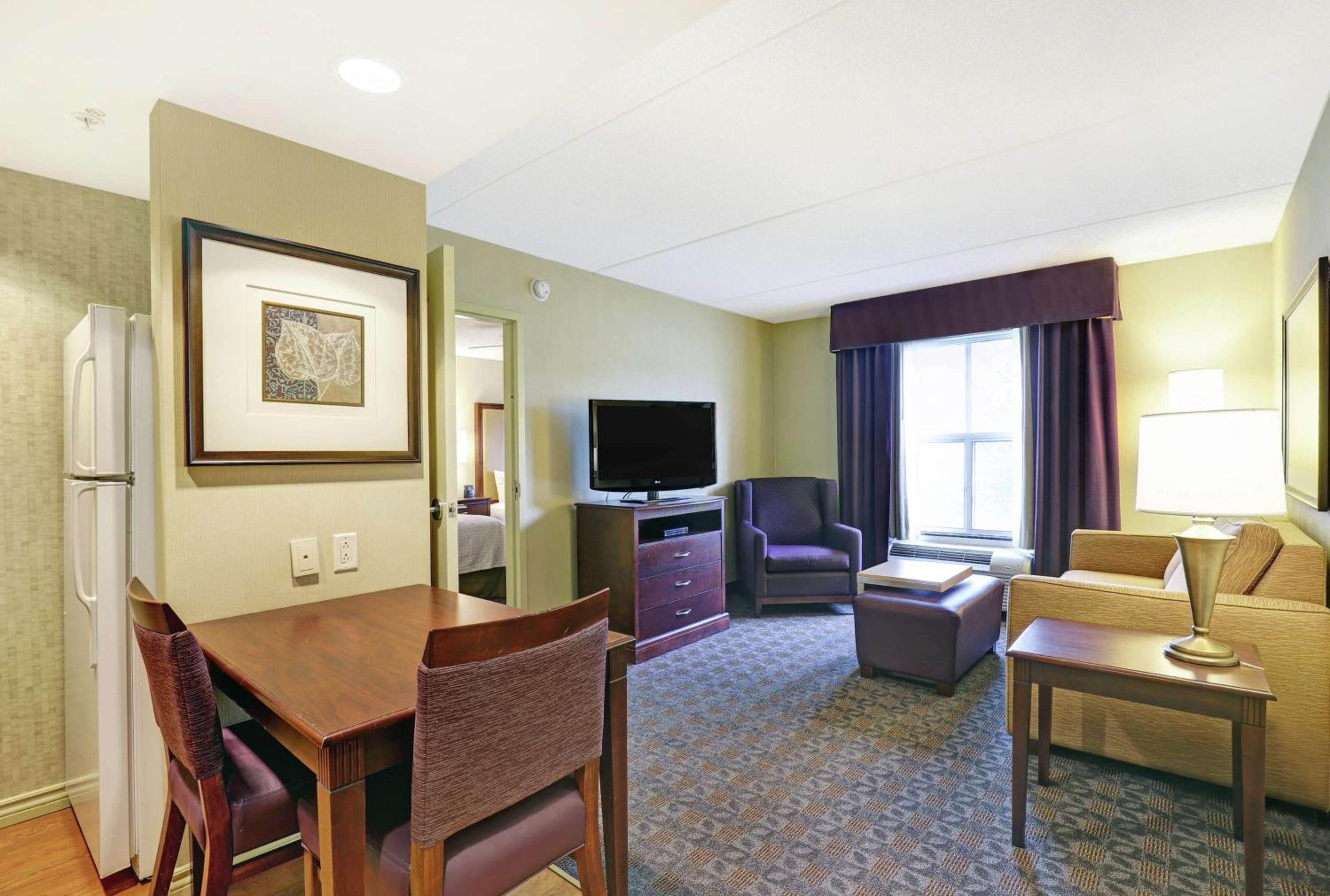 One-Bedroom Queen Suite with Two Queen Beds - Non-Smoking - Photo 5