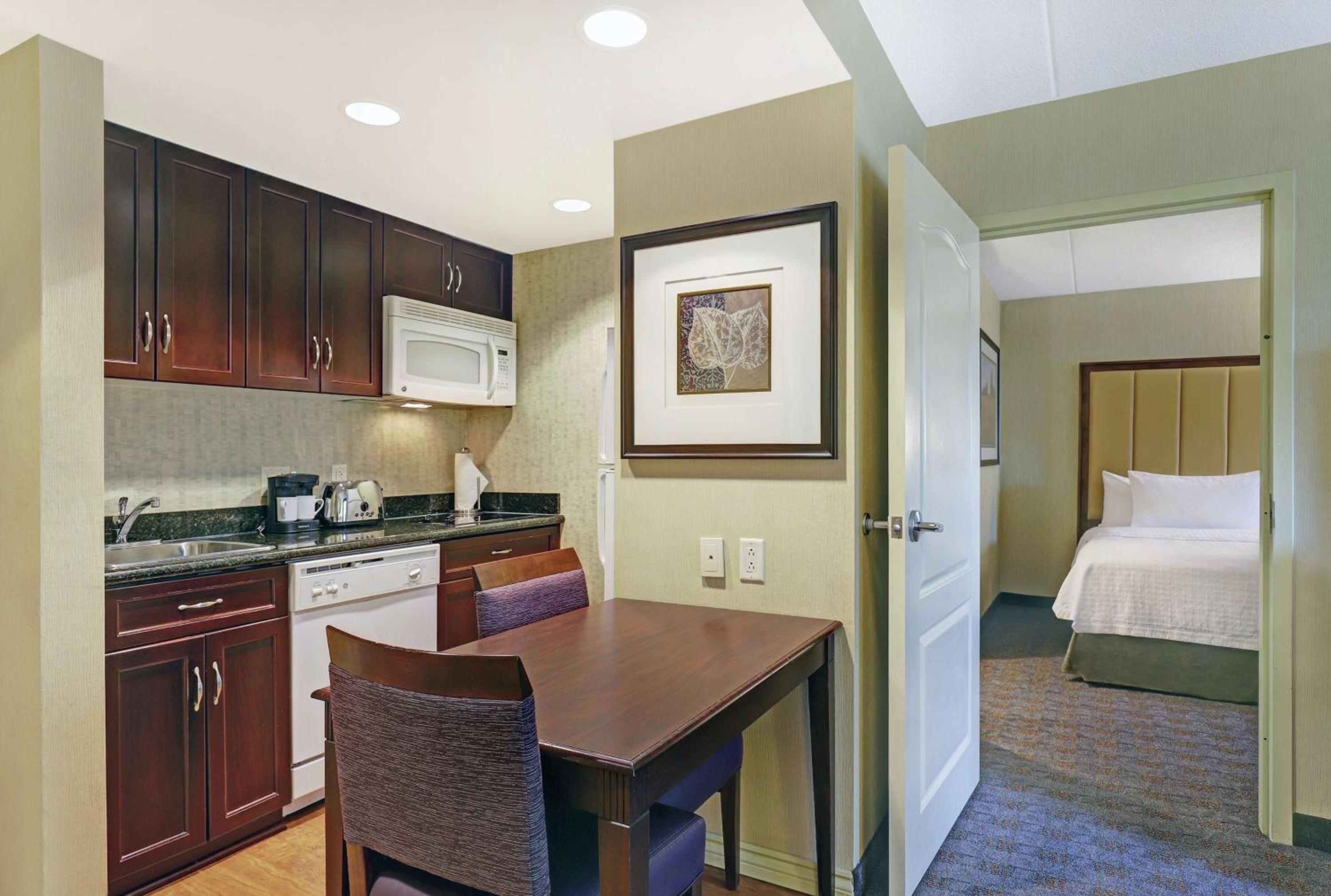 One-Bedroom Queen Suite with Two Queen Beds - Non-Smoking - Photo 4