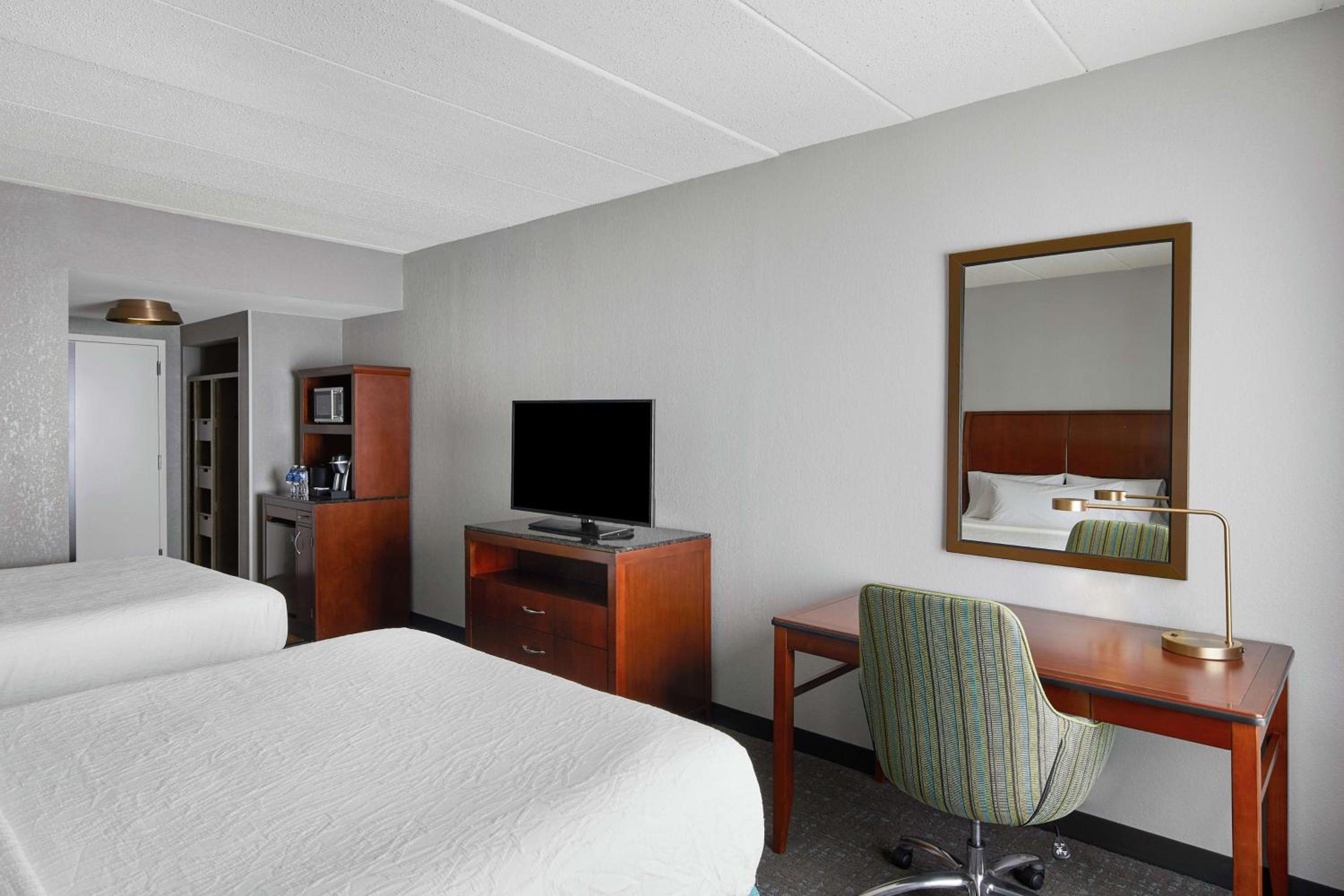 Queen Room with Two Queen Beds - Photo 3