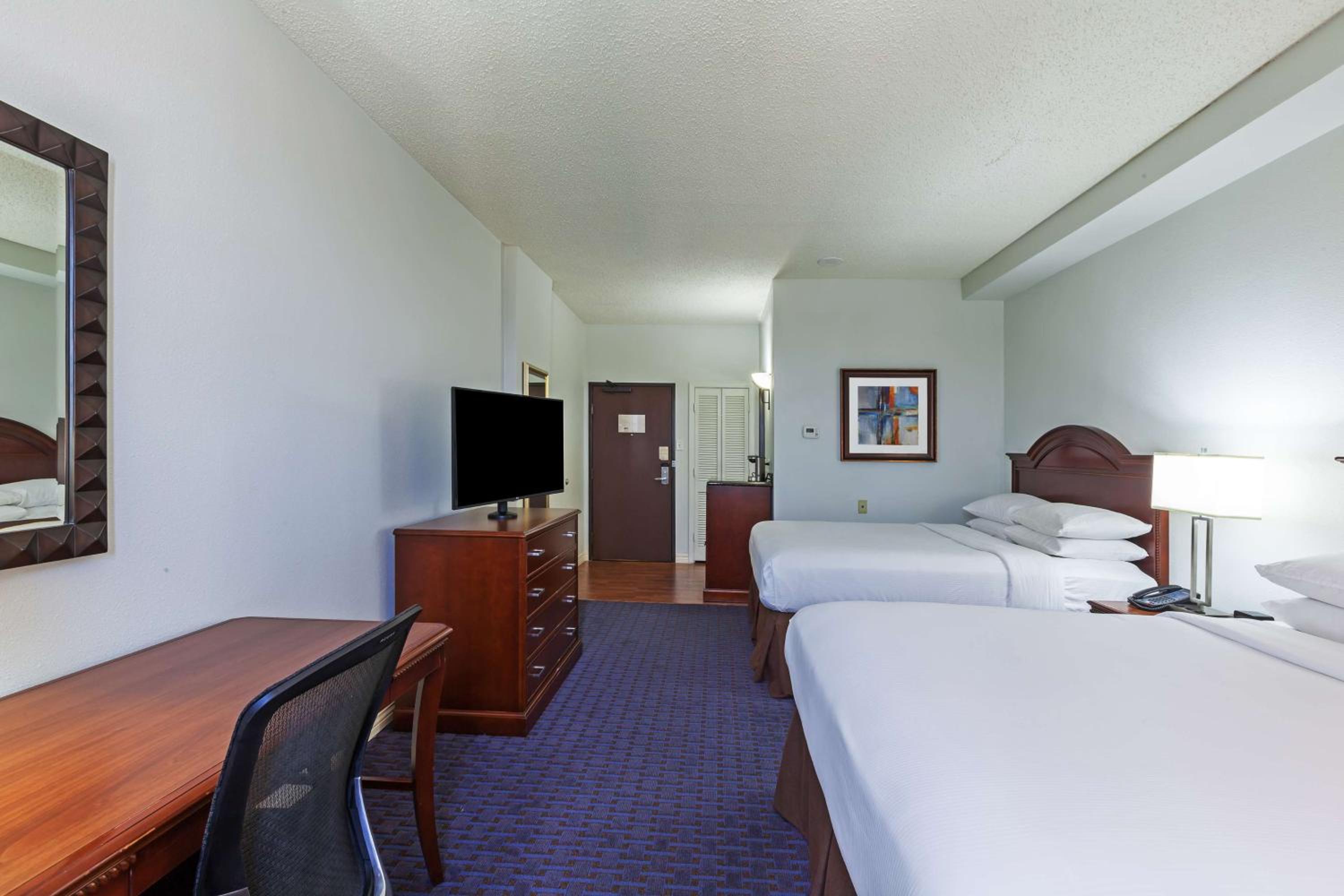 Deluxe Queen Room with Two Queen Beds - Photo 3