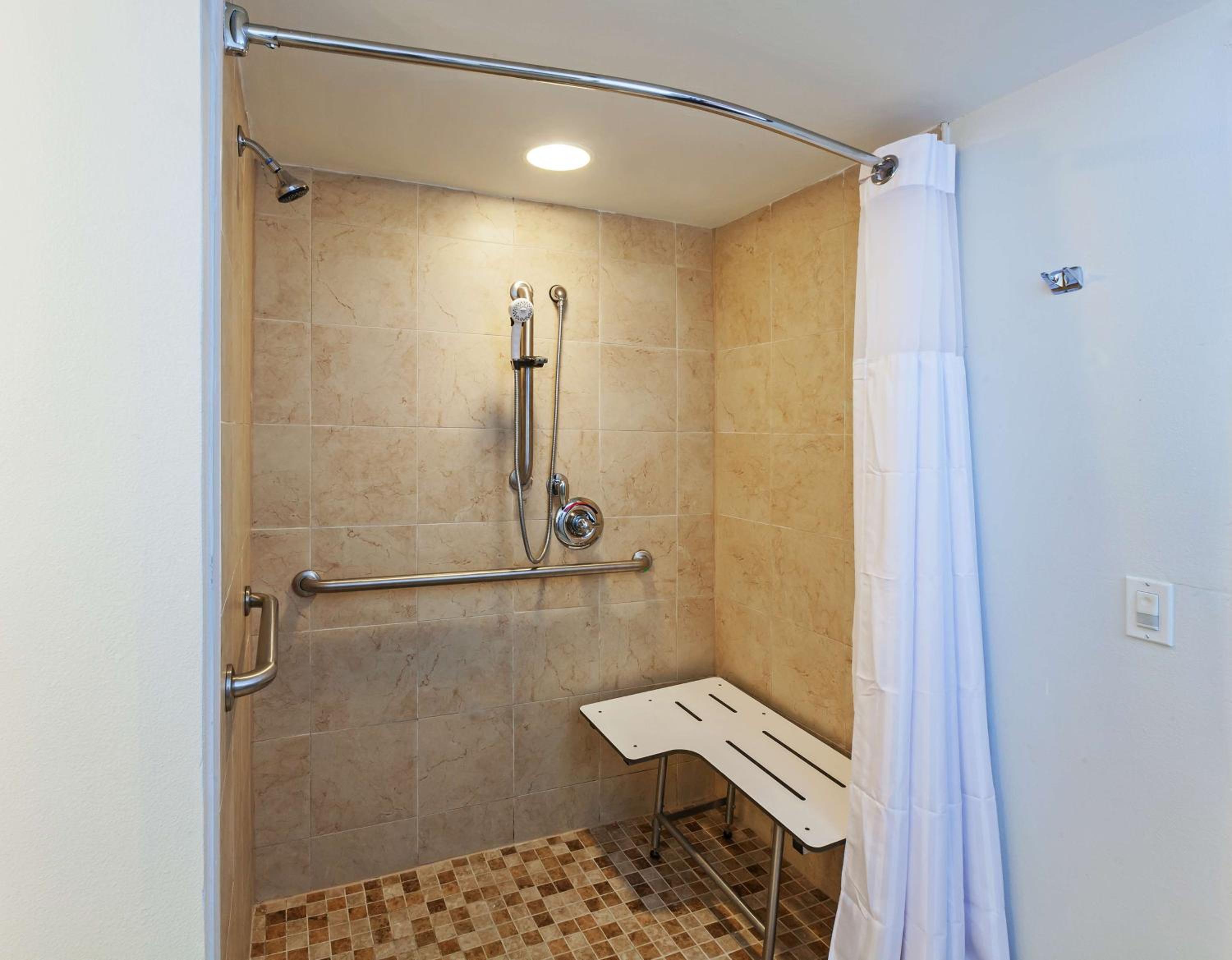 Deluxe Queen Room with Two Queen Beds and Roll-In Shower - Mobility/Hearing Access - Photo 3