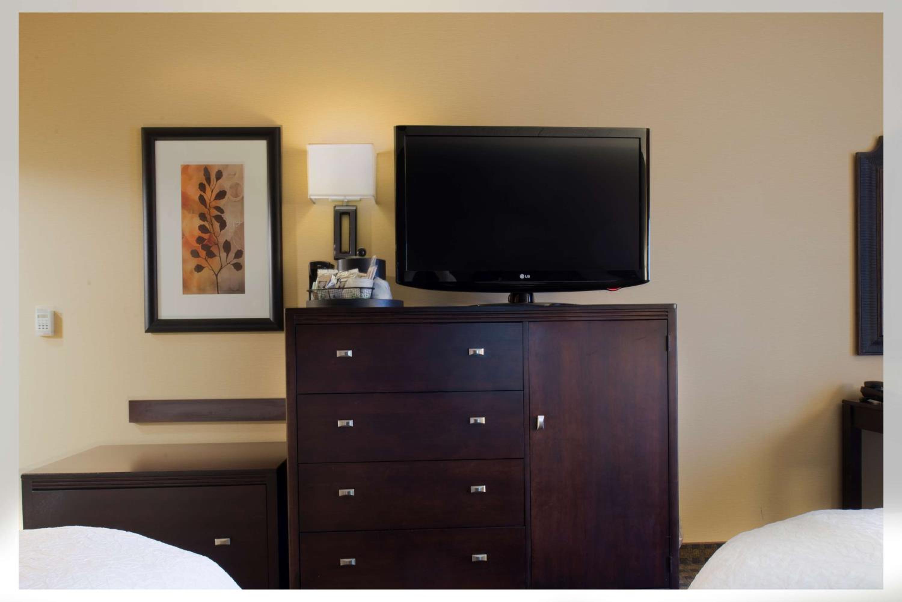 Queen Room with Two Queen Beds - Non-Smoking - Photo 4