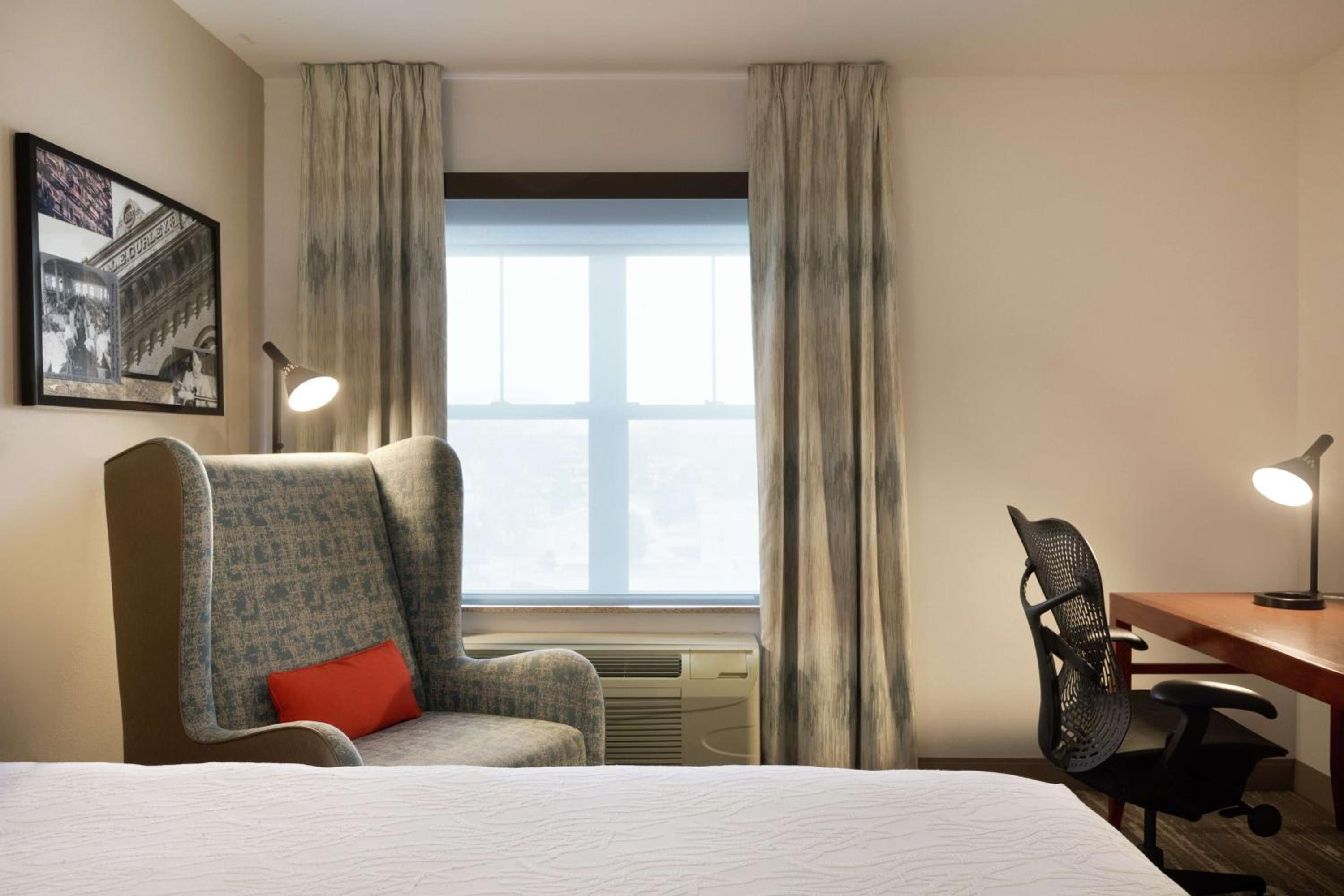 Queen Room with Two Queen Beds - Photo 2