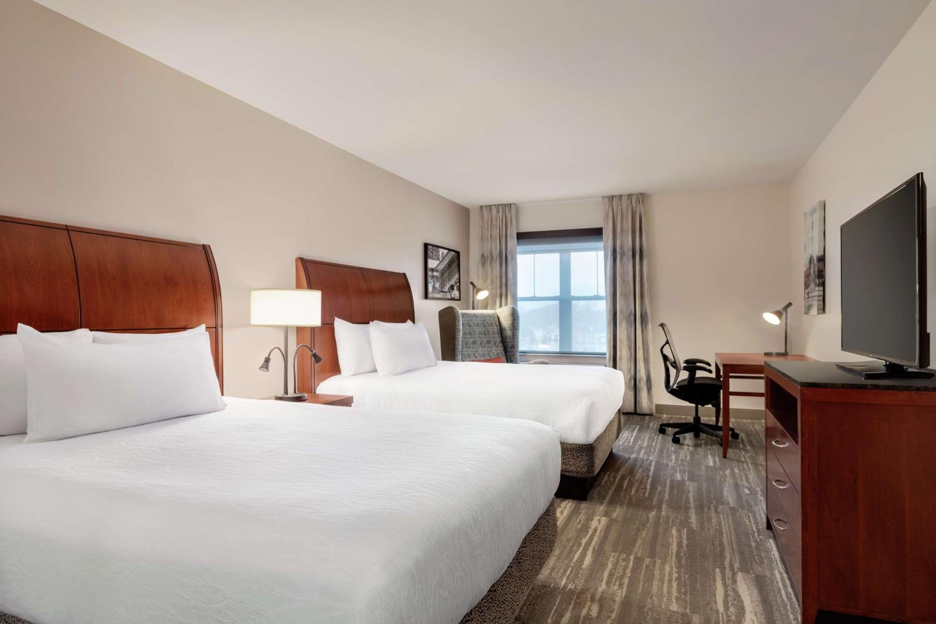 Queen Room with Two Queen Beds - Photo 3