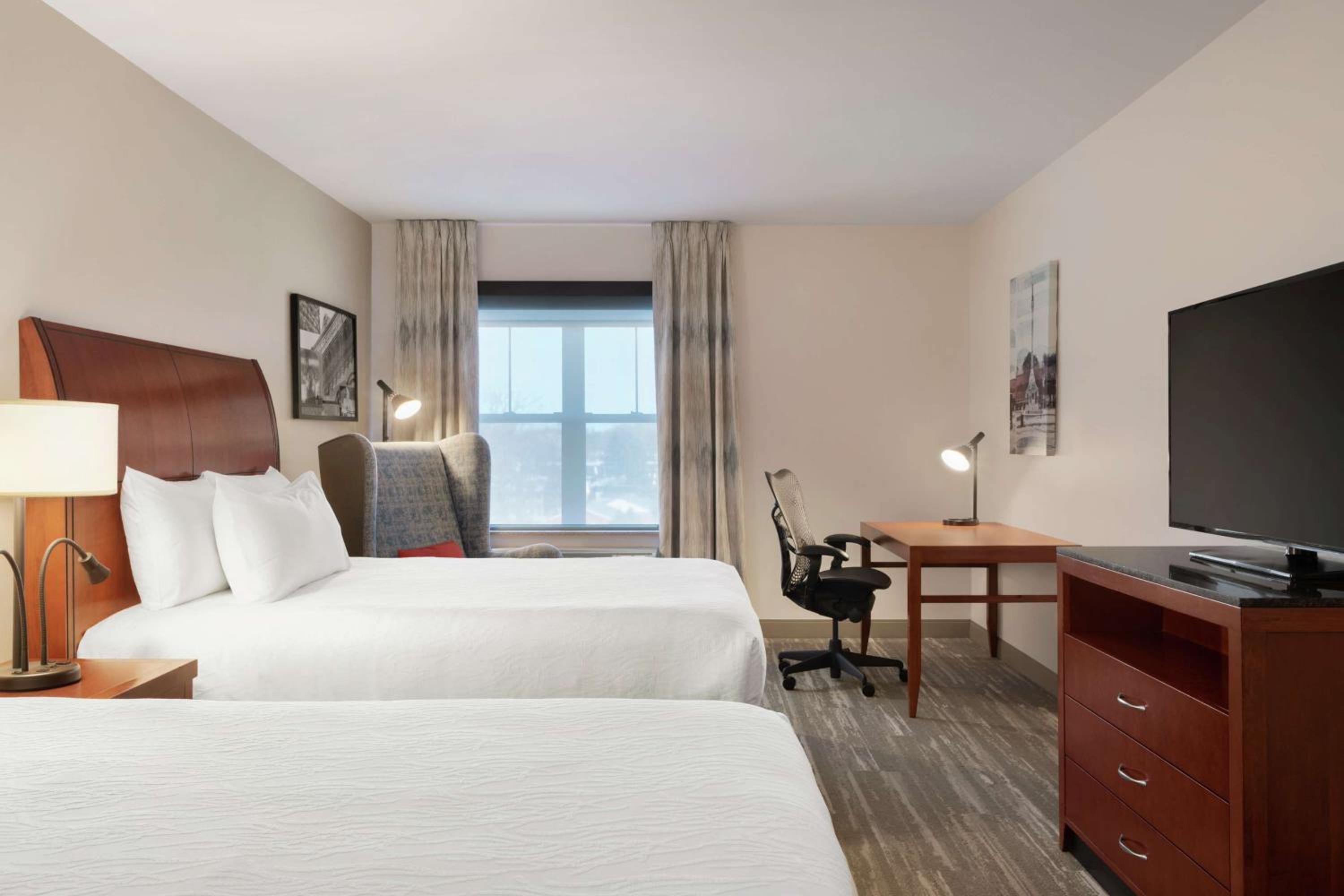 Queen Room with Two Queen Beds - Photo 4