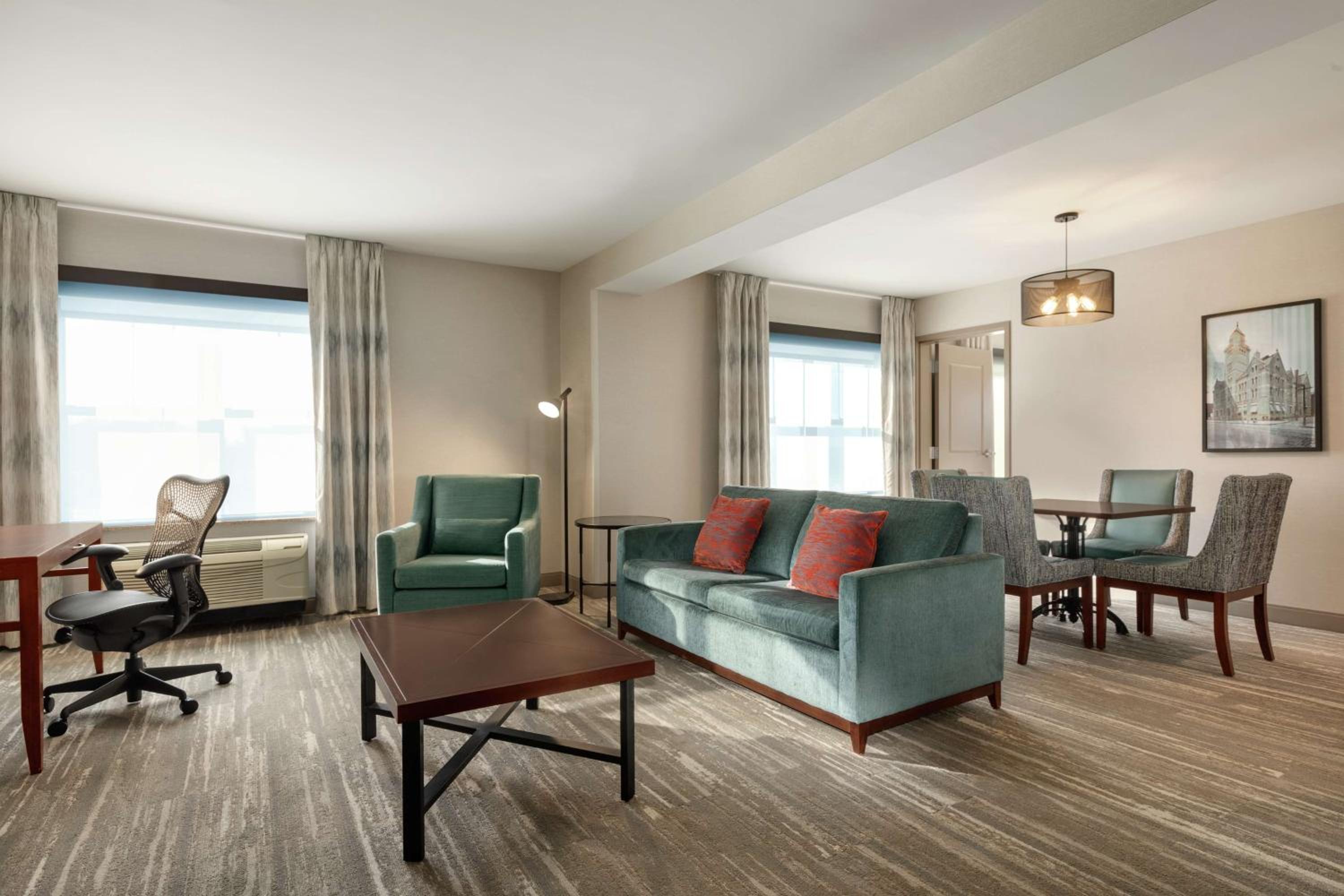 Premium King Room - Photo 6