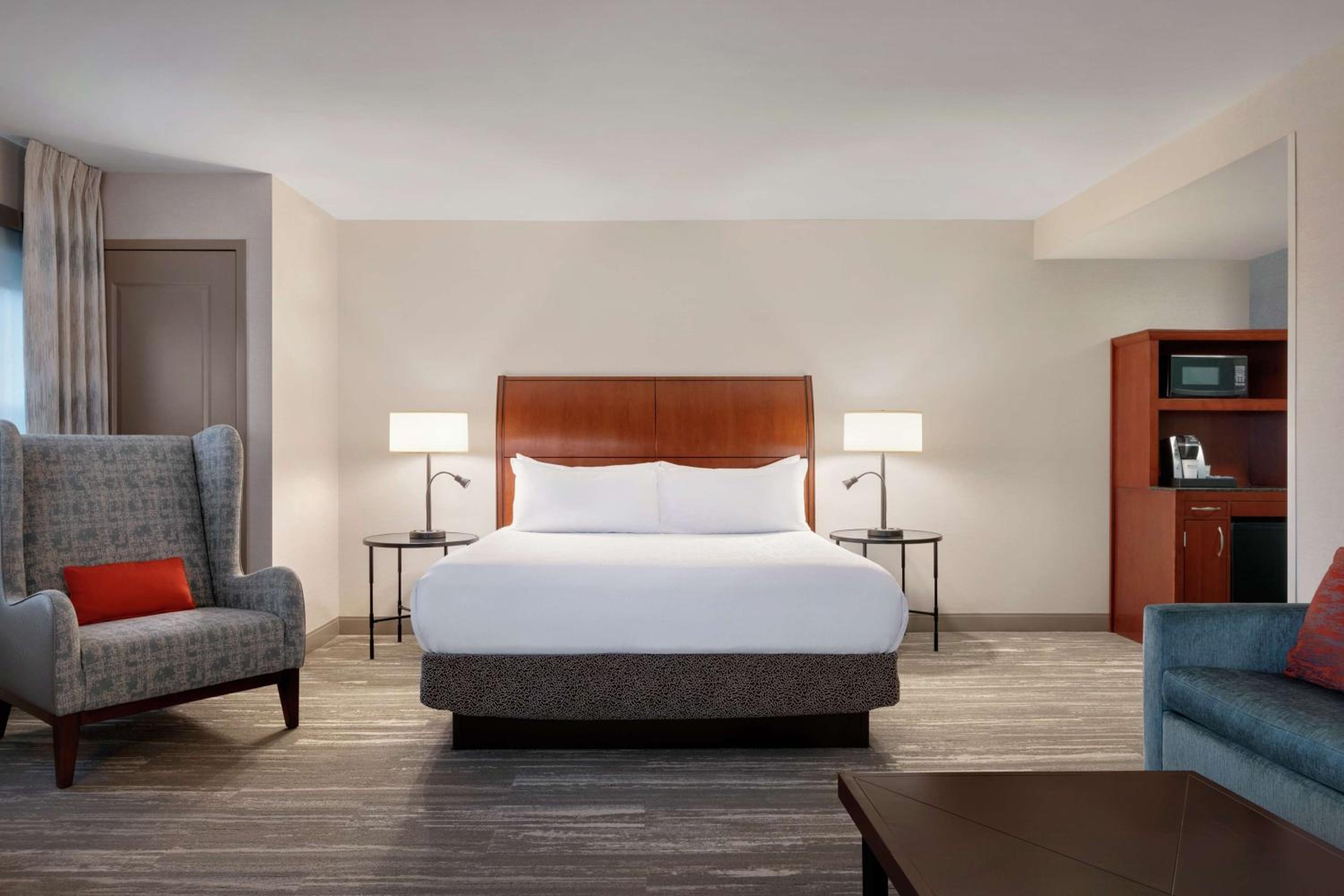 Junior King Suite with Sofa Bed - Photo 3