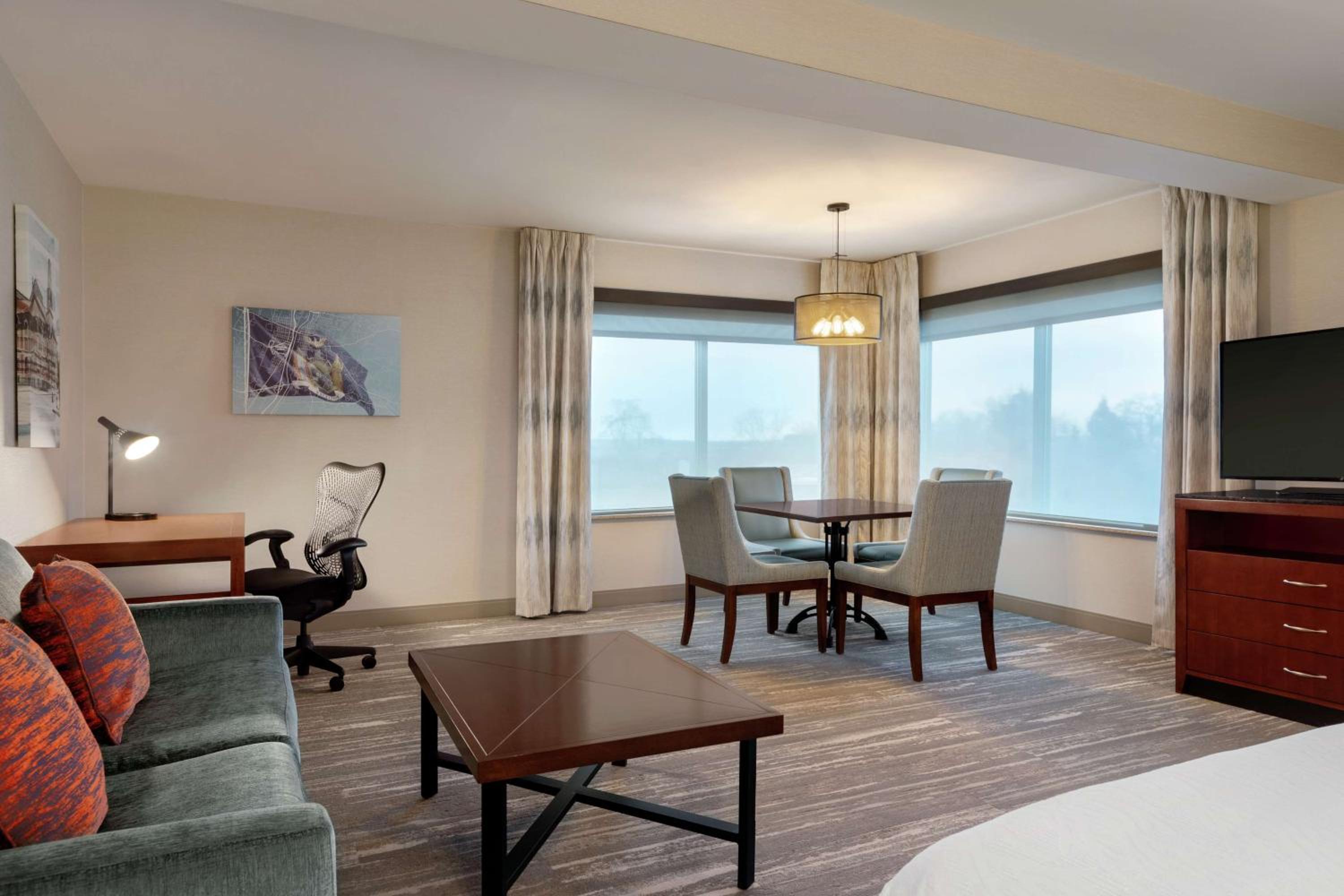Junior King Suite with Sofa Bed - Photo 4