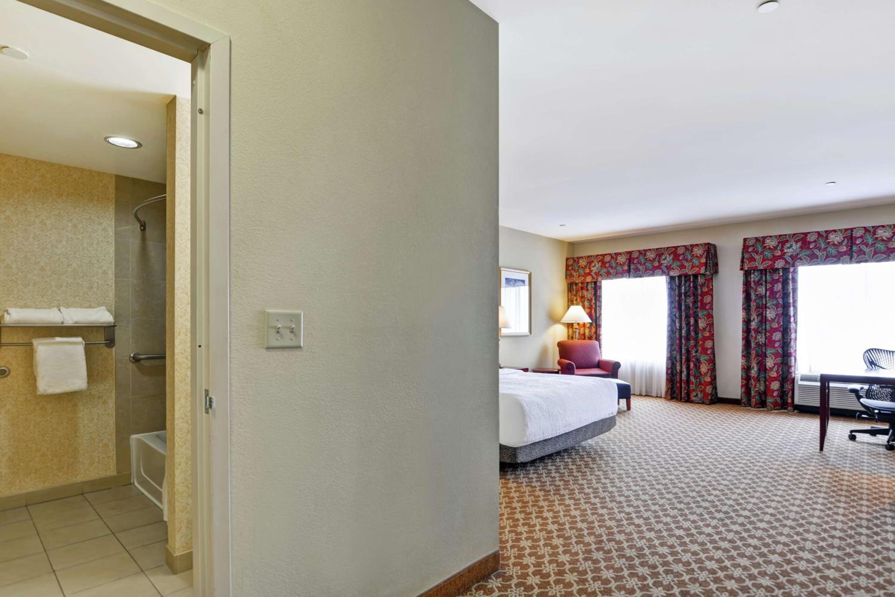 King Room with Tub - Mobility and Hearing Access - Photo 3