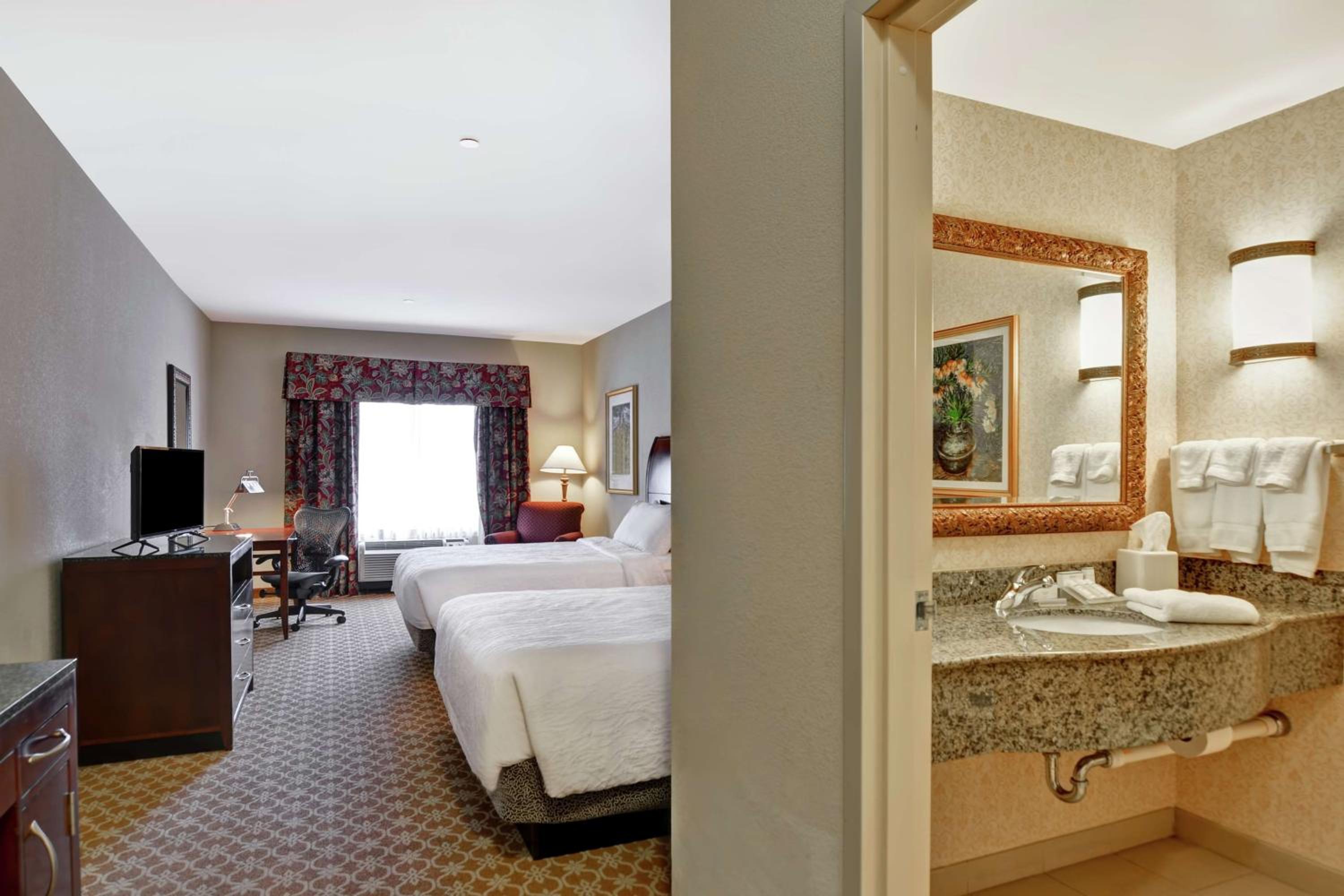 Queen Room with Two Queen Beds - Photo 3