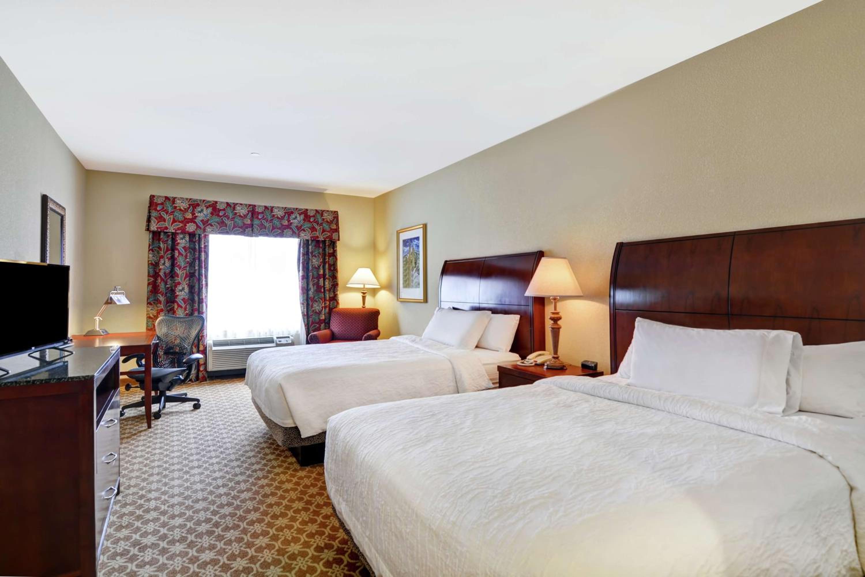 Queen Room with Two Queen Beds - Photo 4