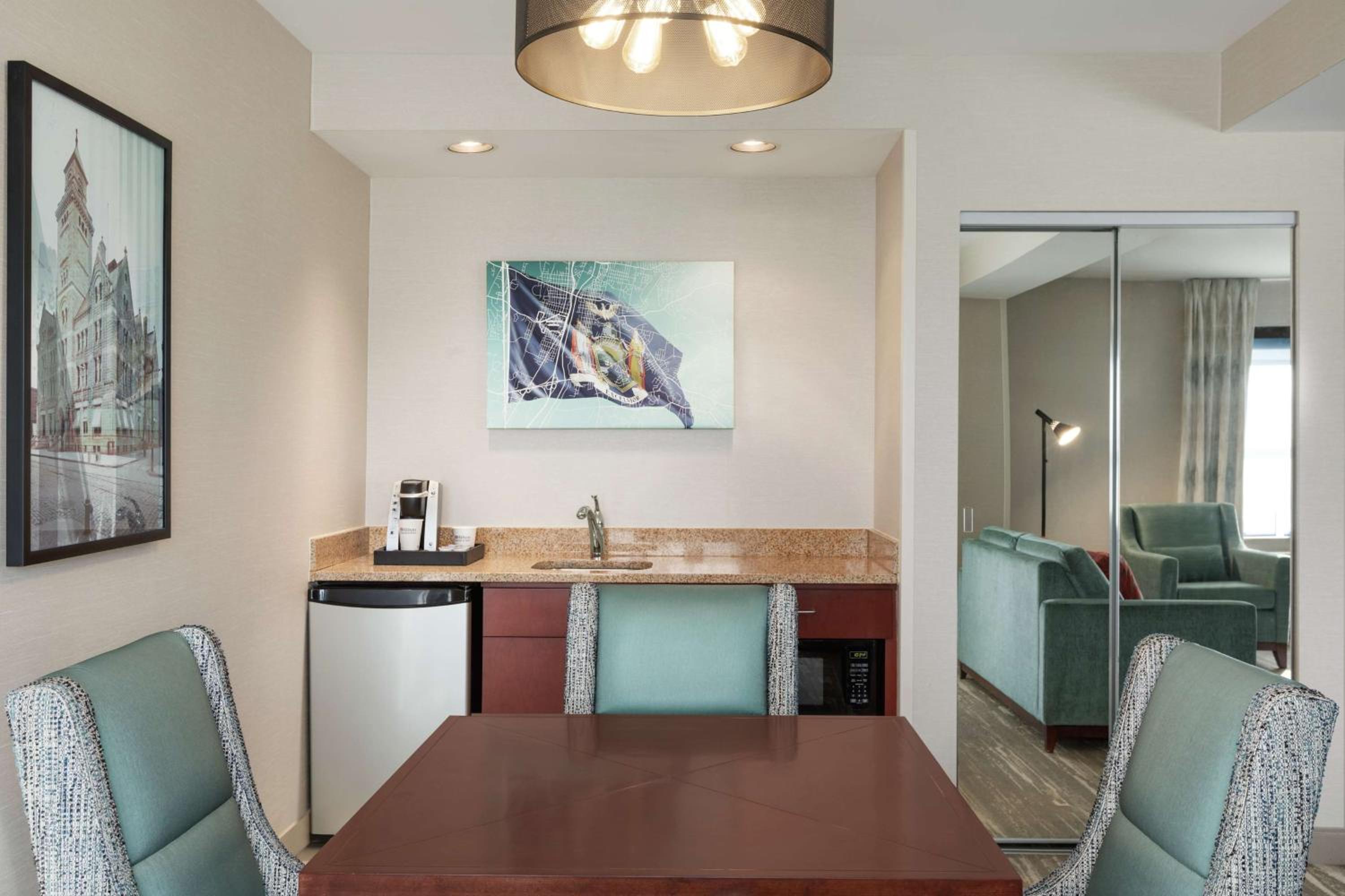 Premium King Room - Photo 5