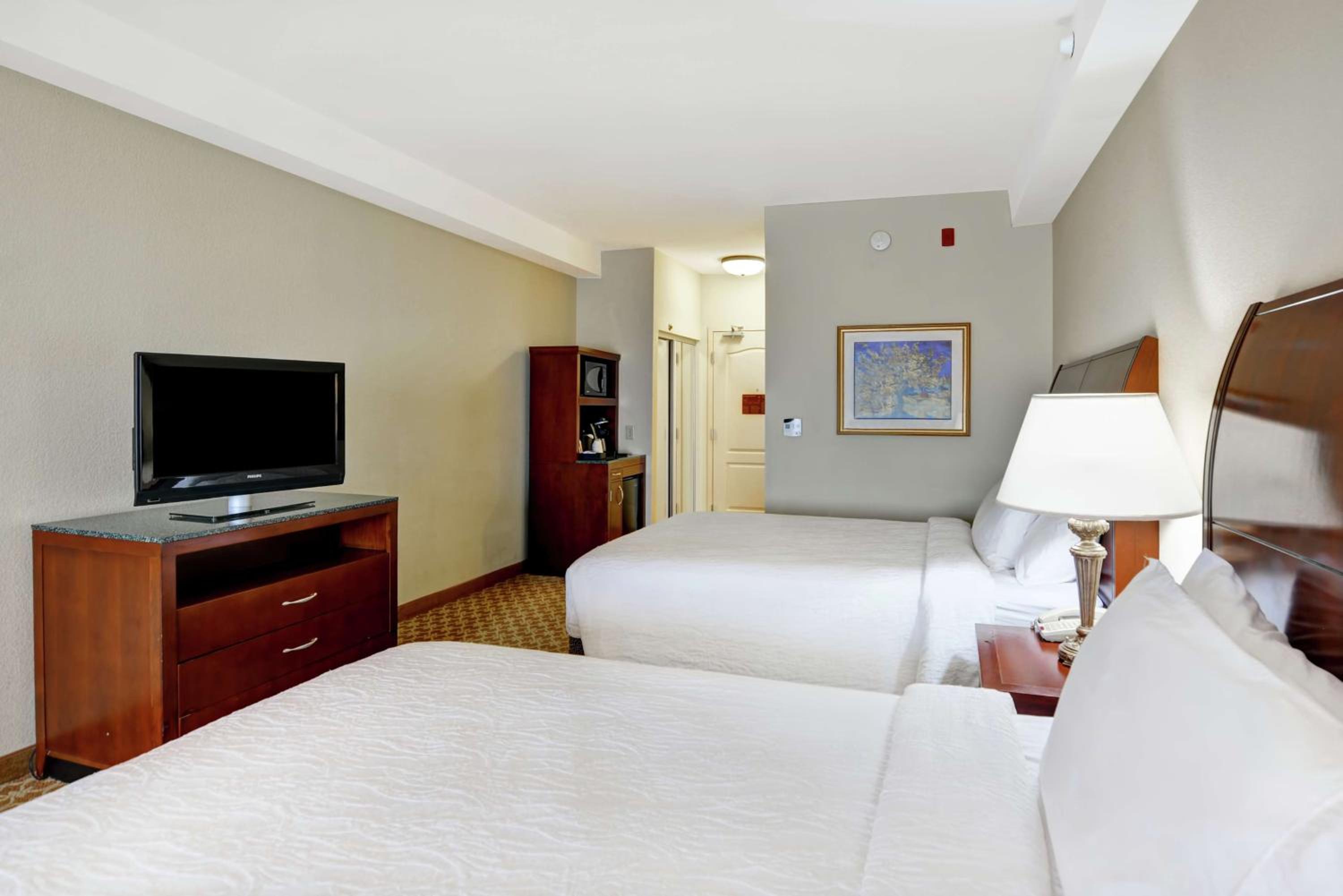 Queen Room with Two Queen Beds - Photo 2