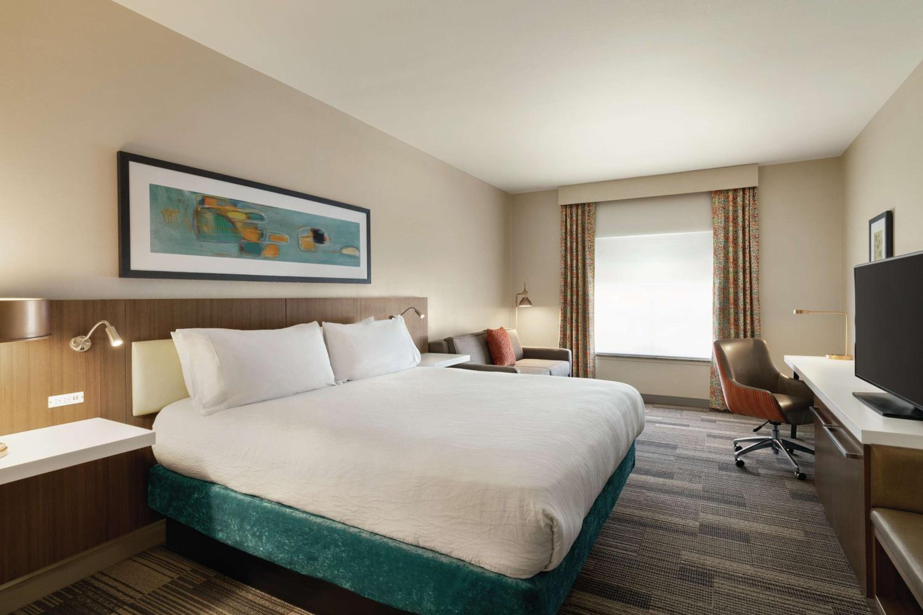 Junior King Suite with Sofa Bed - Photo 4