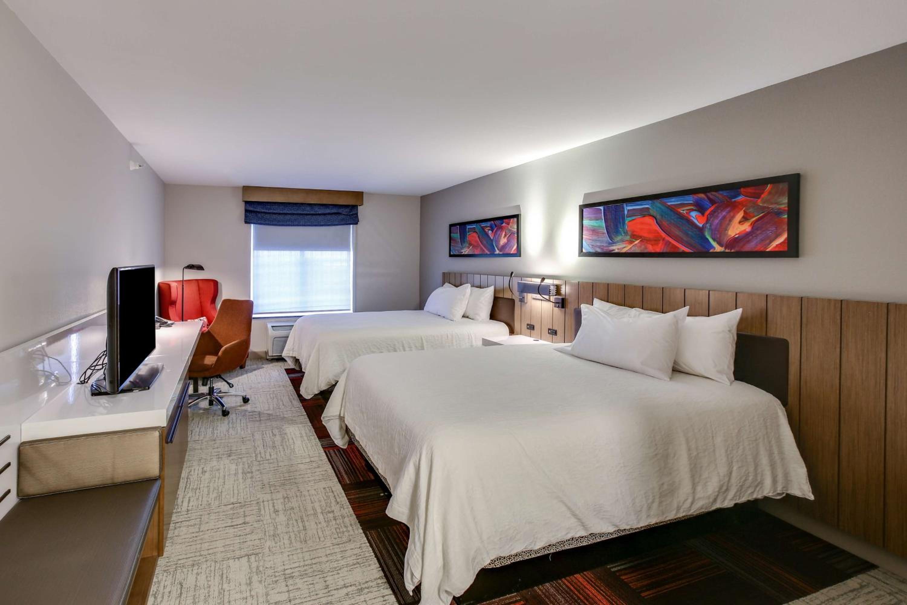 Queen Room with Two Queen Beds - Photo 2