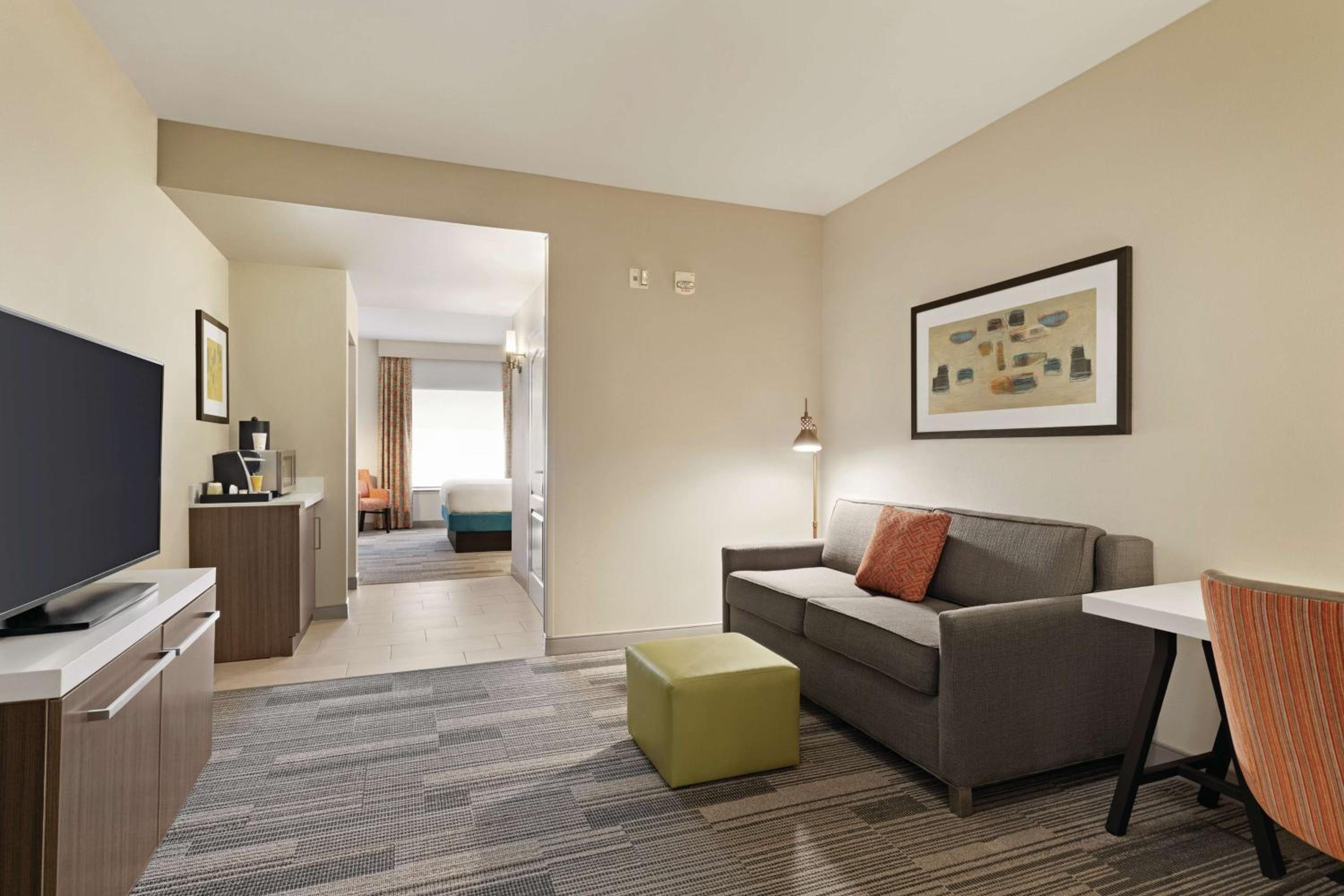 King Room with Tub - Mobility and Hearing Access - Photo 1