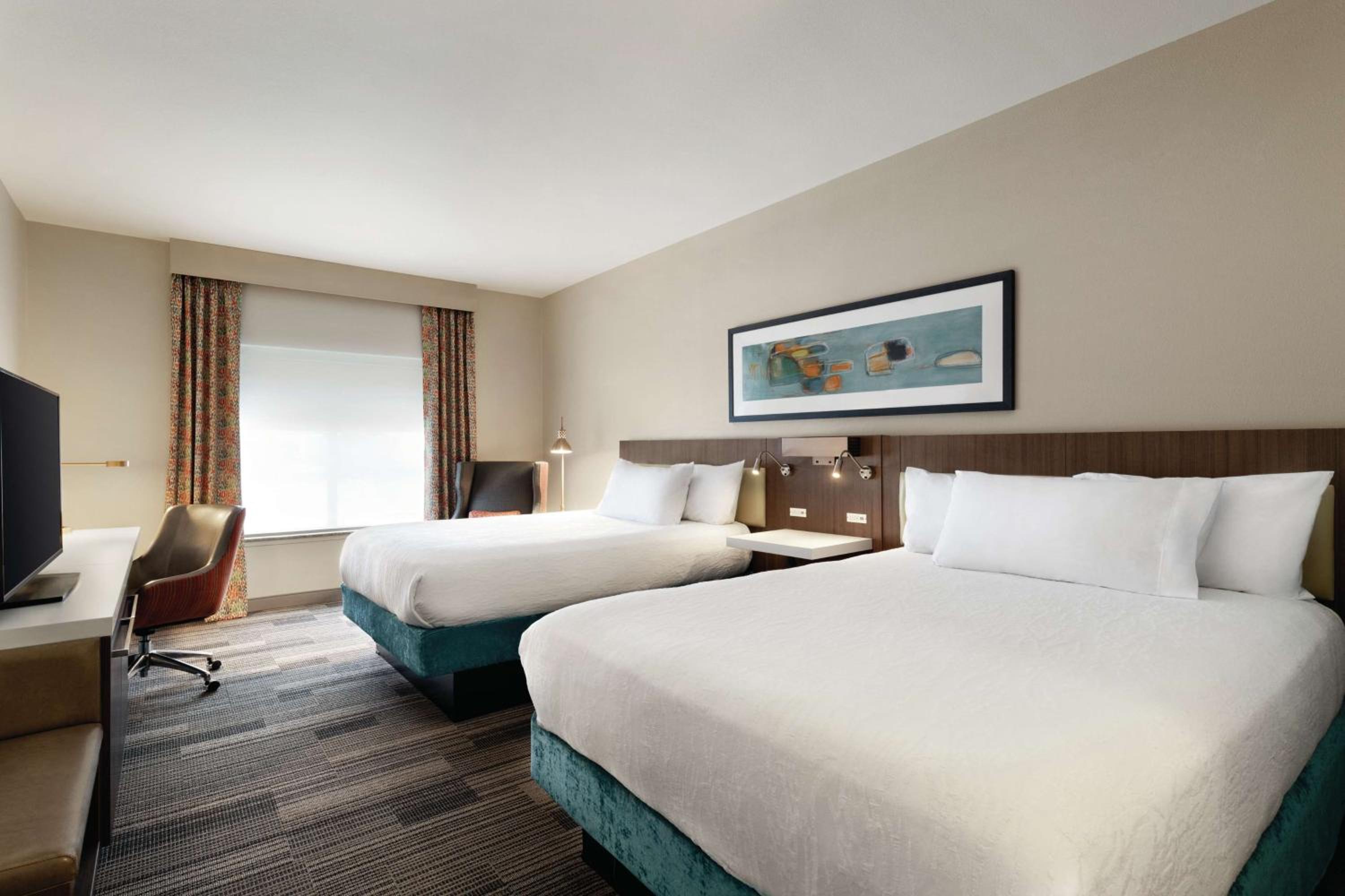 Queen Room with Two Queen Beds - Photo 6
