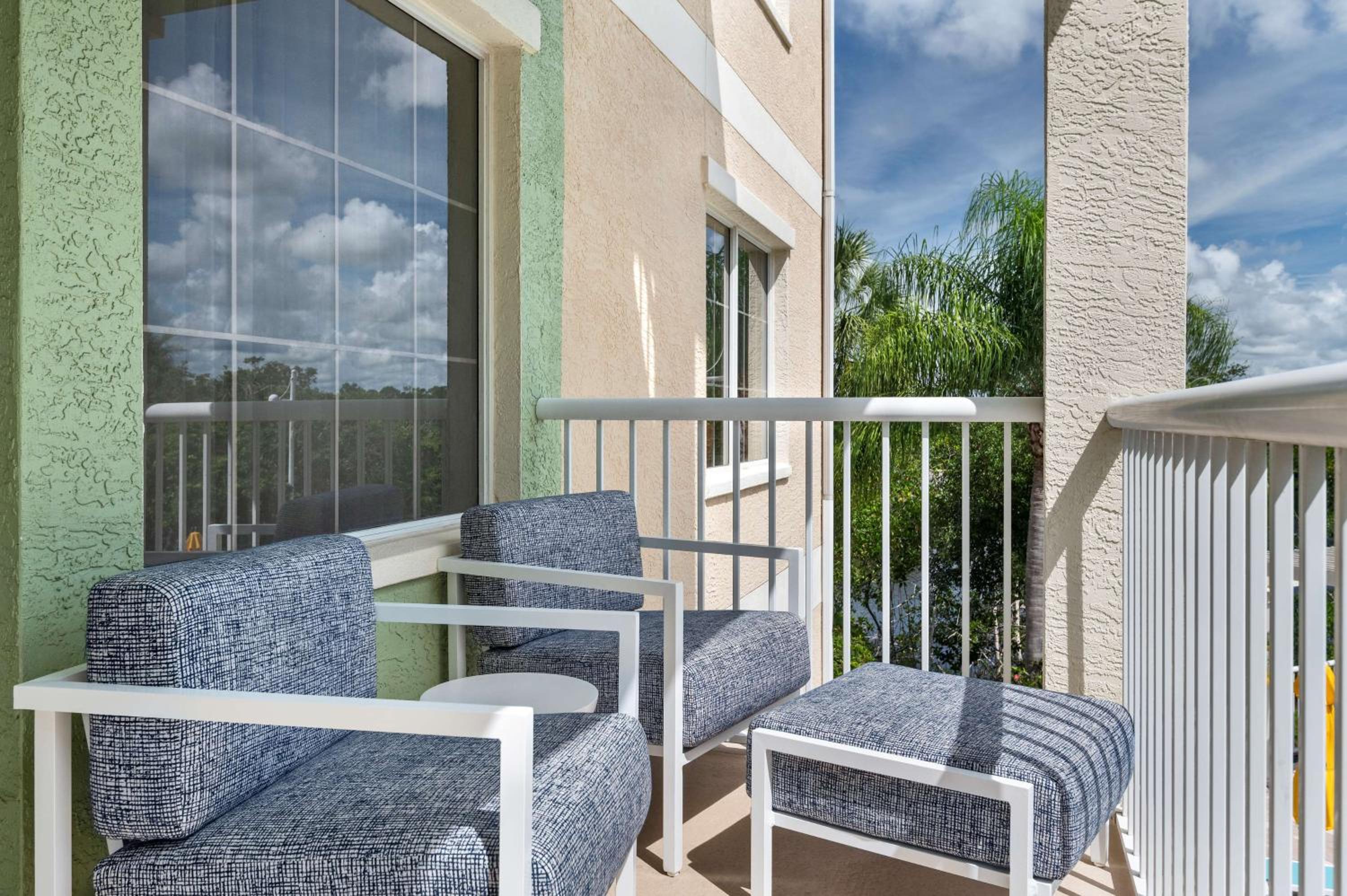 King Room with Balcony - Mobility Accessible - Photo 2