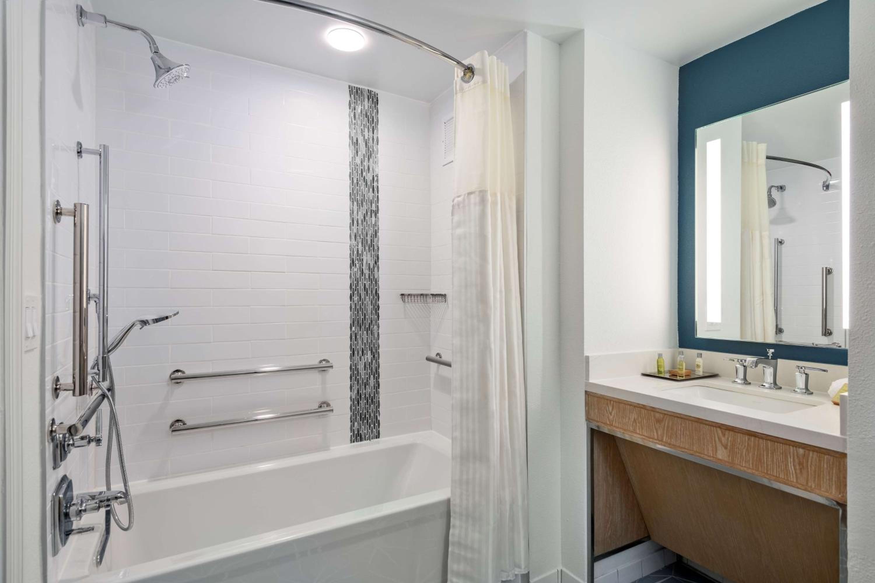 King Room with Balcony - Mobility Accessible - Photo 5