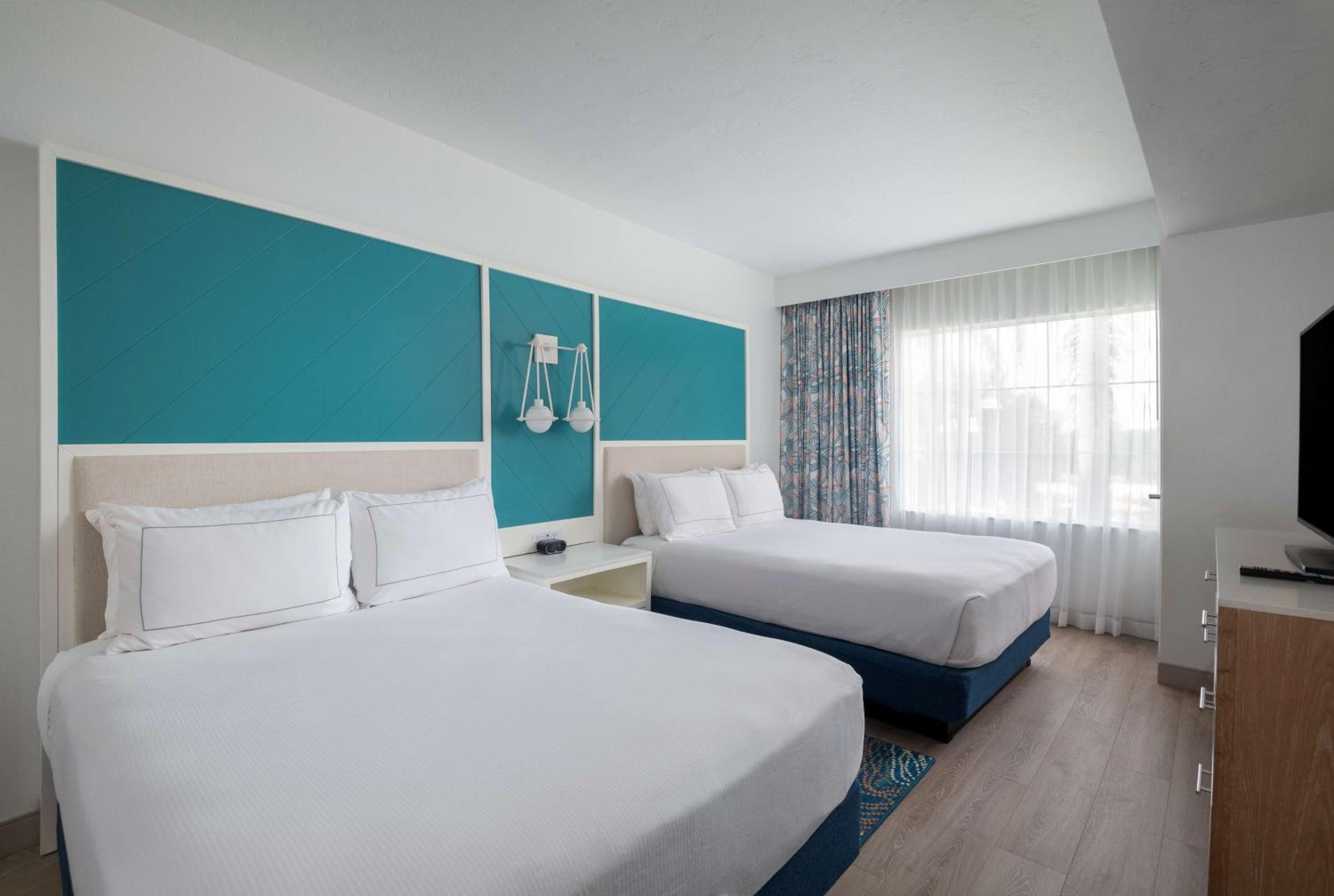 Queen Suite with City View - Photo 2
