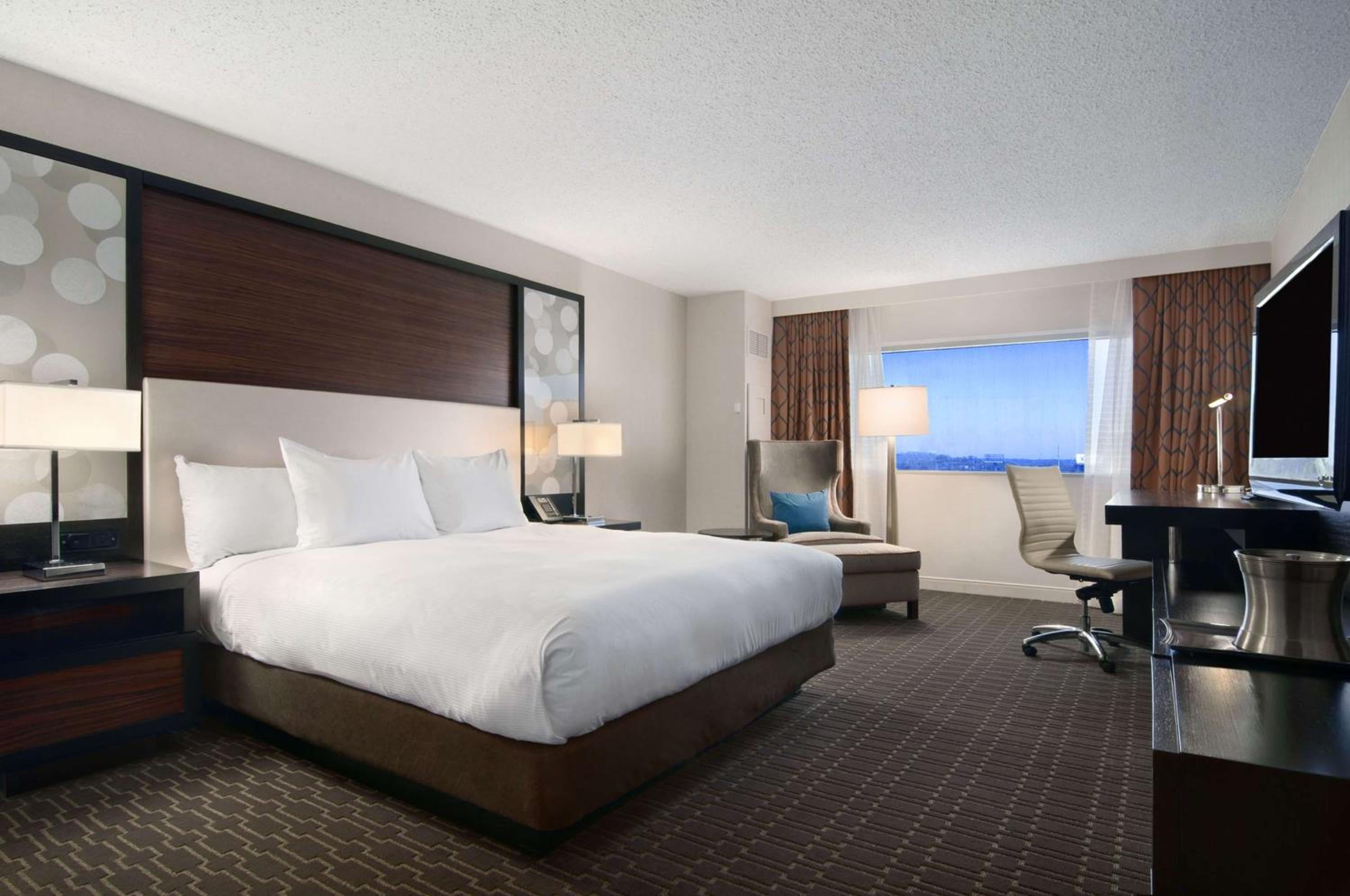 King Room with Roll-In Shower - Mobility/Hearing Accessible - Photo 1