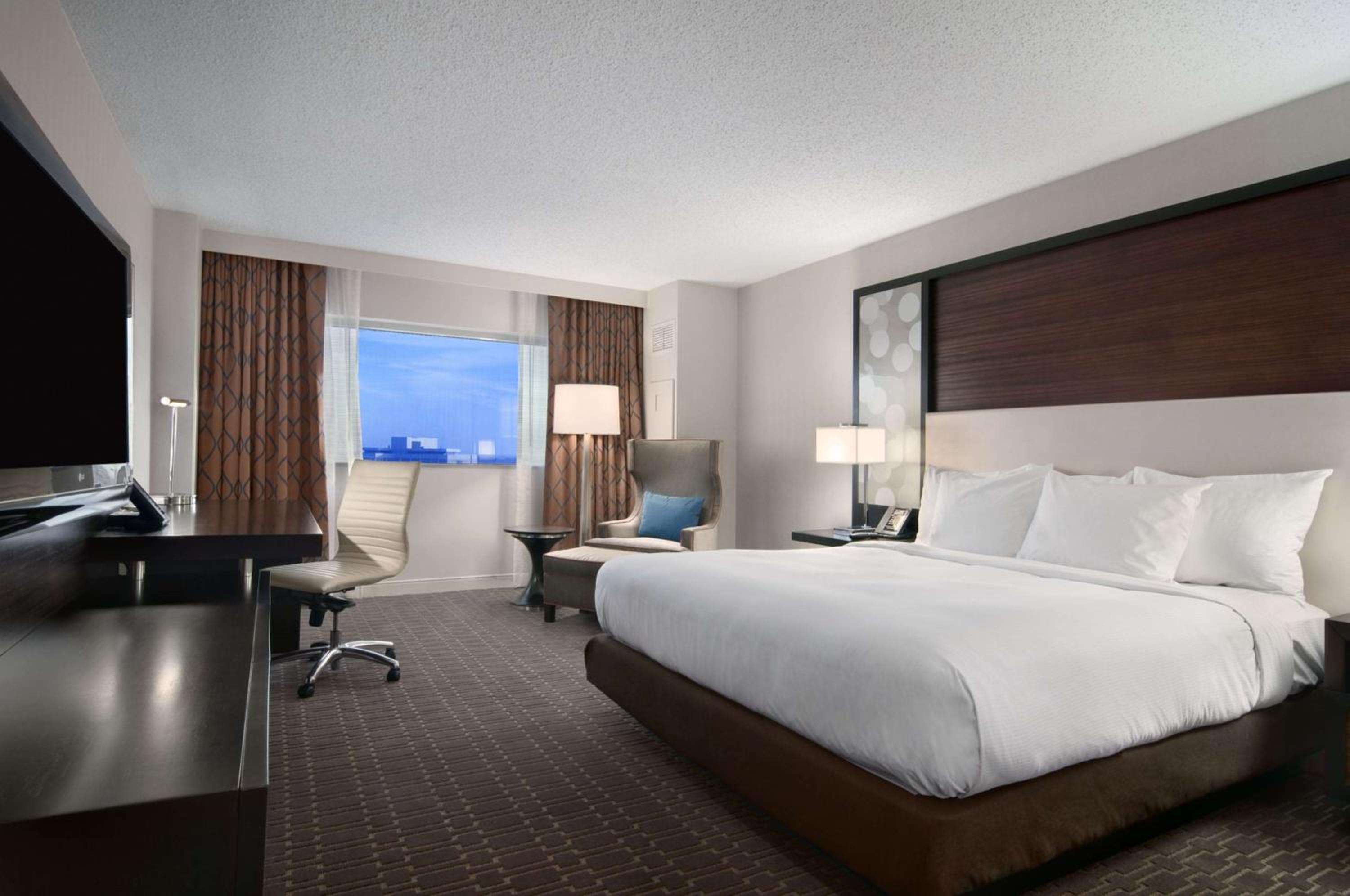 King Room with City View and Airport Runway View - Photo 3