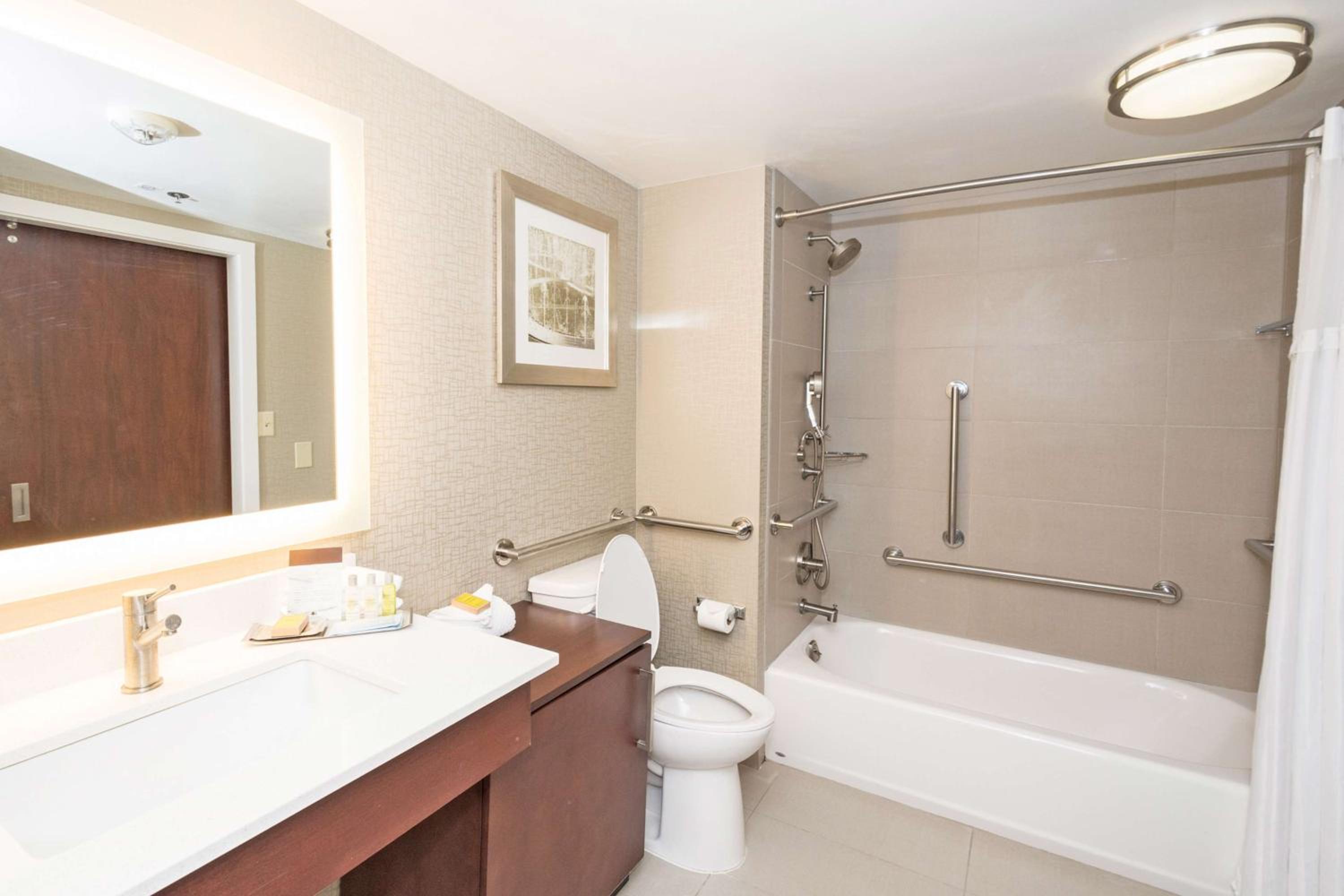 One-Bedroom King Suite with Accessible Tub - Mobility Access/Non-Smoking - Photo 2
