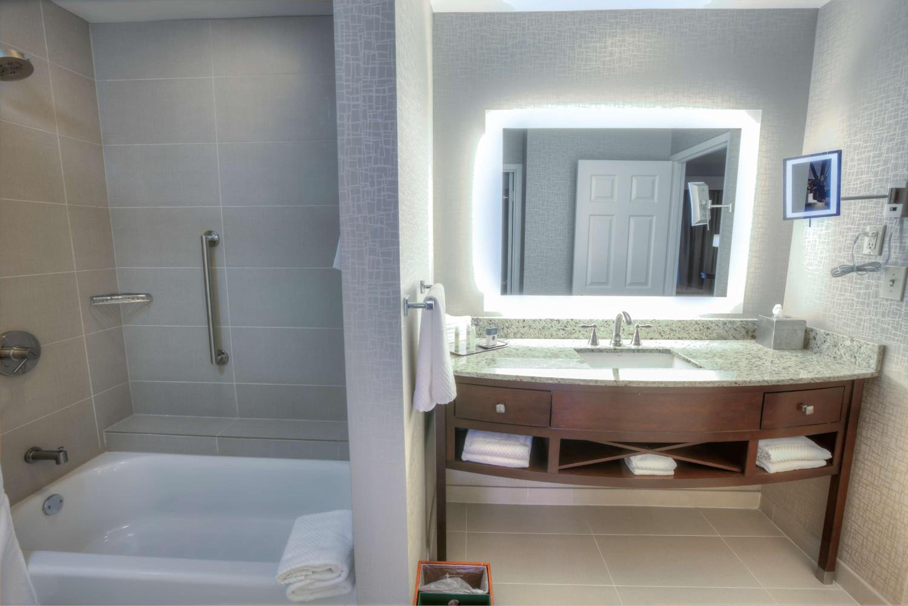 One-Bedroom King Suite with Accessible Tub - Mobility Access/Non-Smoking - Photo 4