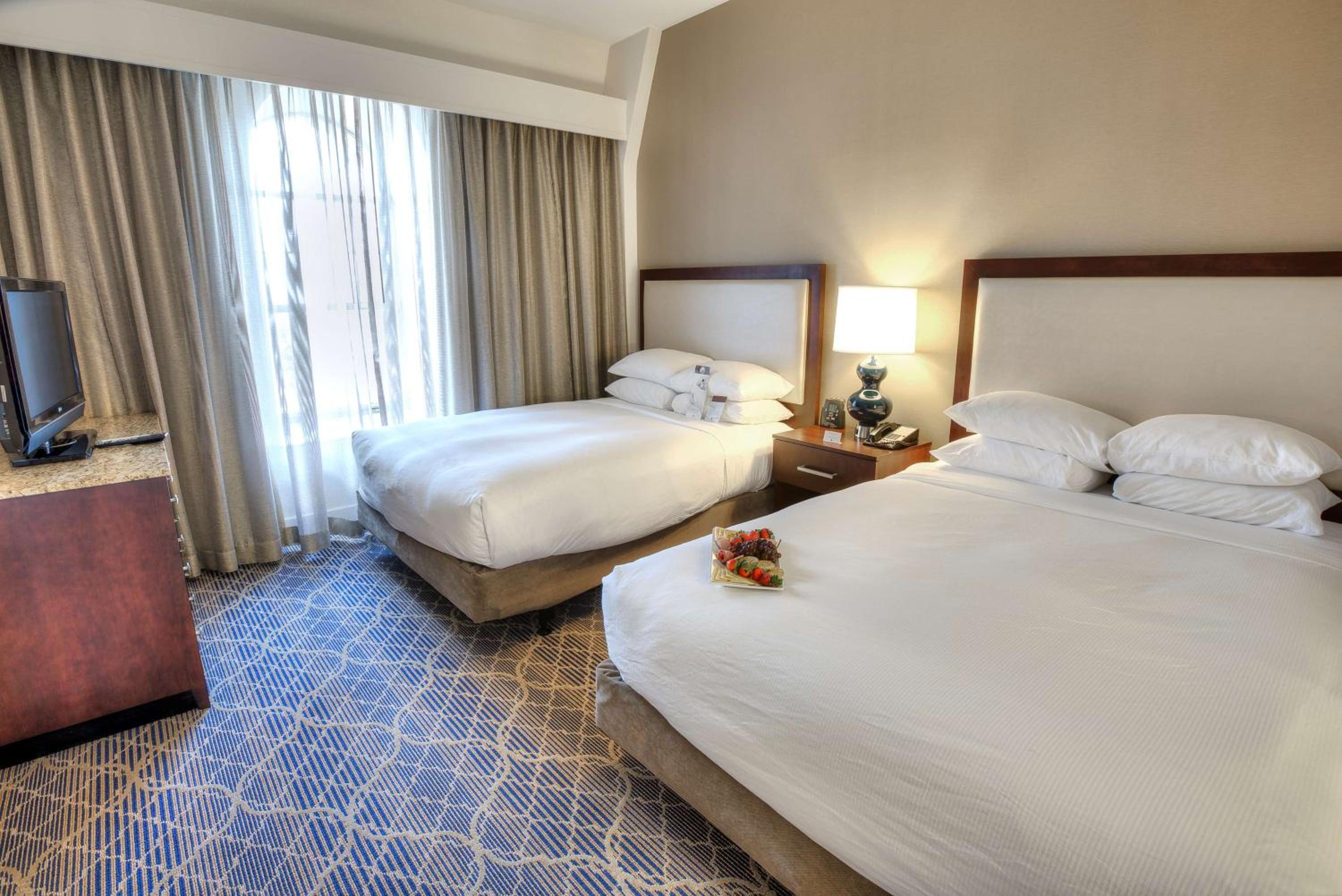 Queen Suite - Non-Smoking - Photo 2