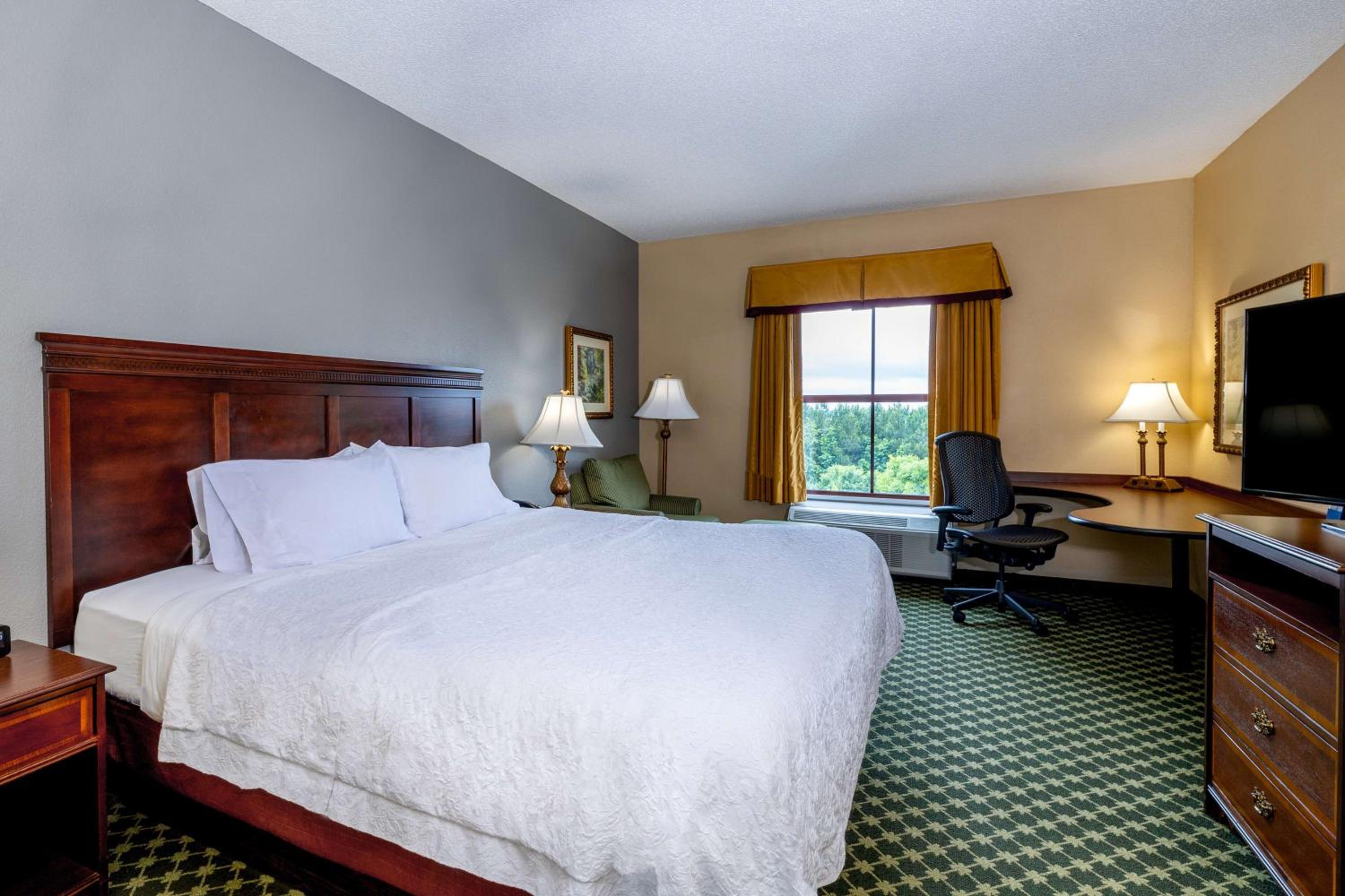 King Room with King Bed - Non-Smoking - Photo 3