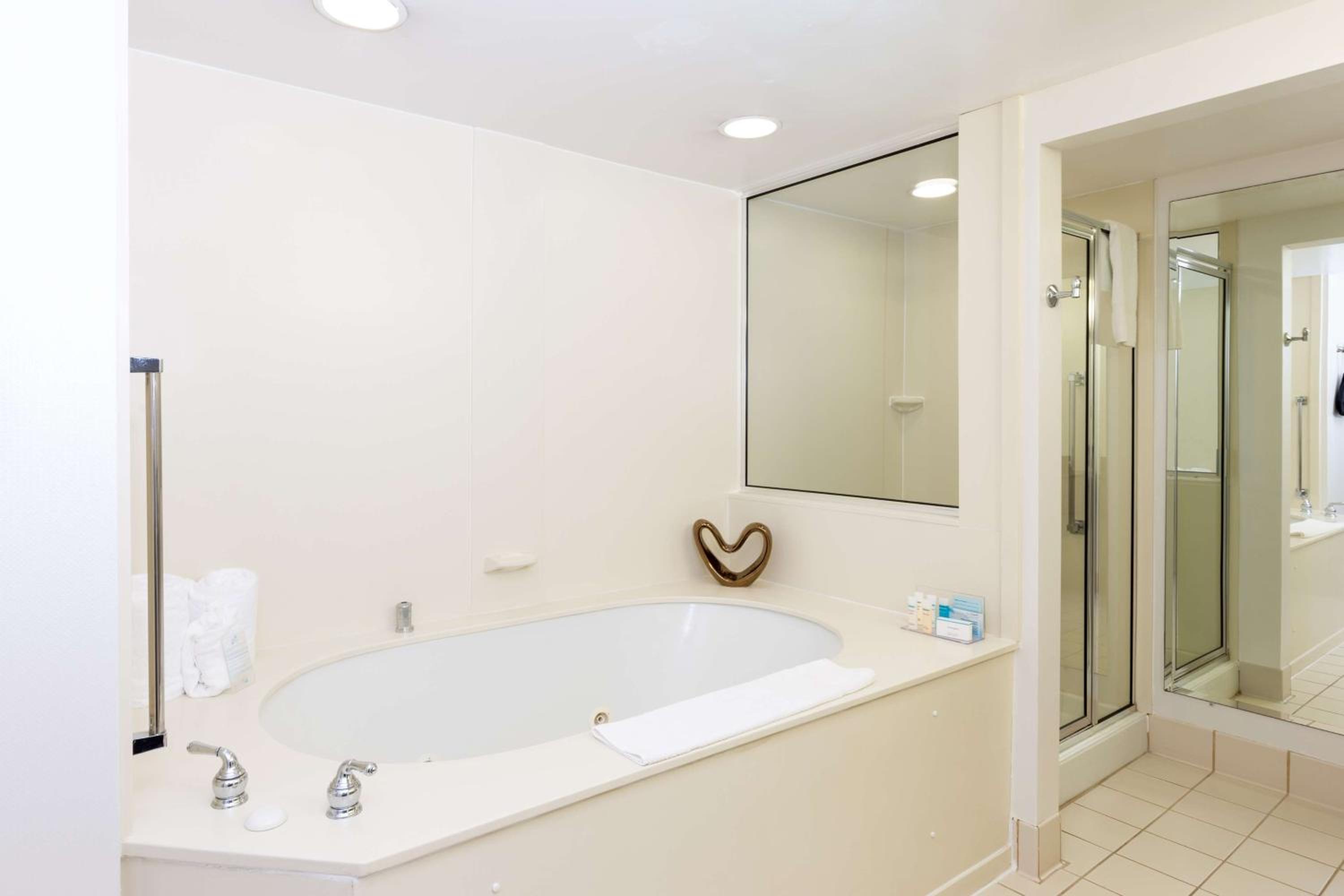 One-Bedroom King Suite With Spa Bath - Non Smoking - Photo 4