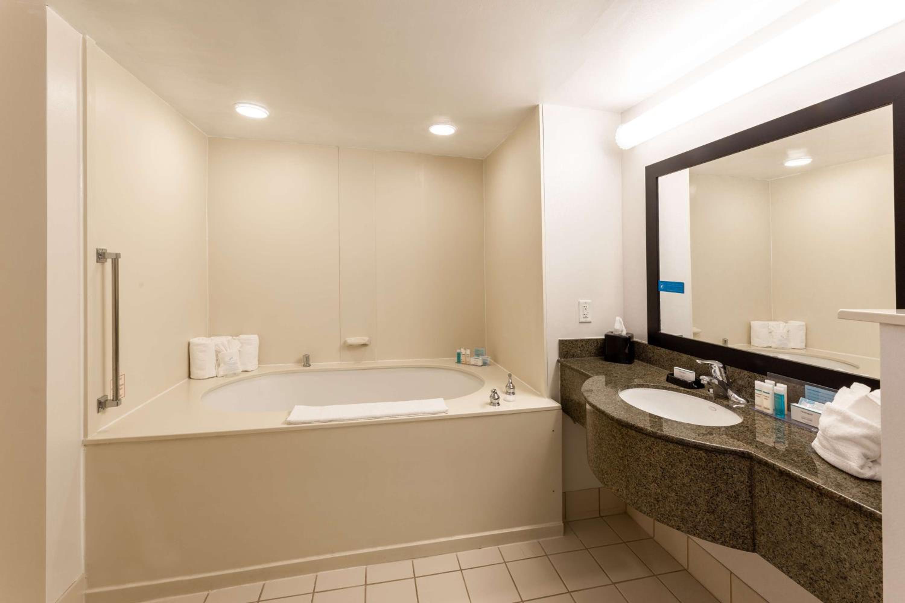 Deluxe King Room With Whirpool - Non-Smoking photo 3